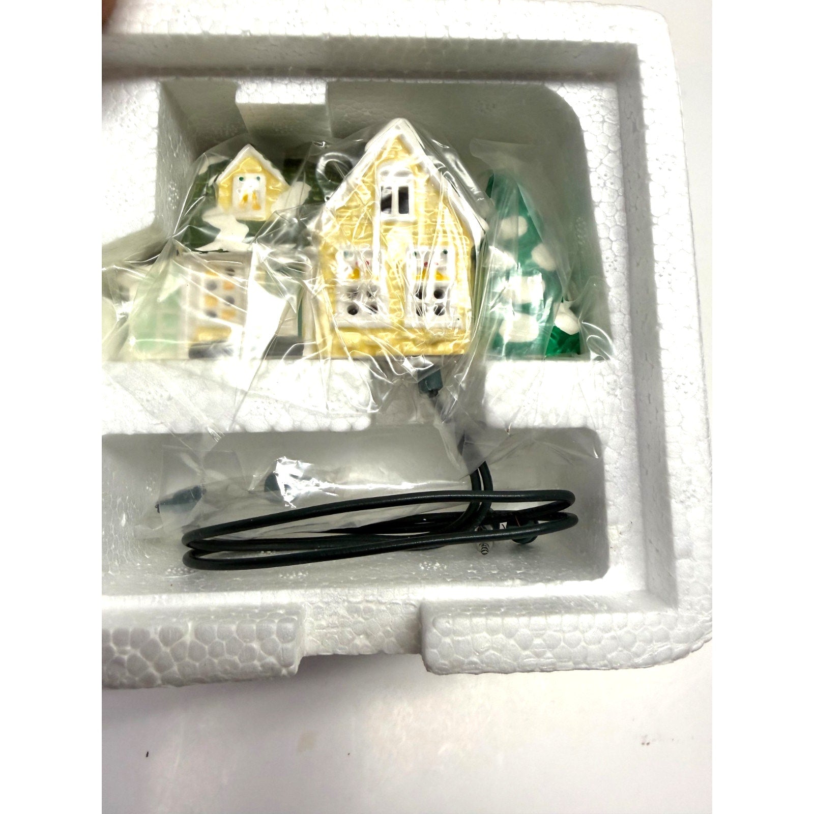 VTG Dept 56 Snow Village 98642 Nantucket Lighted Classic Christmas Ornament 1998
