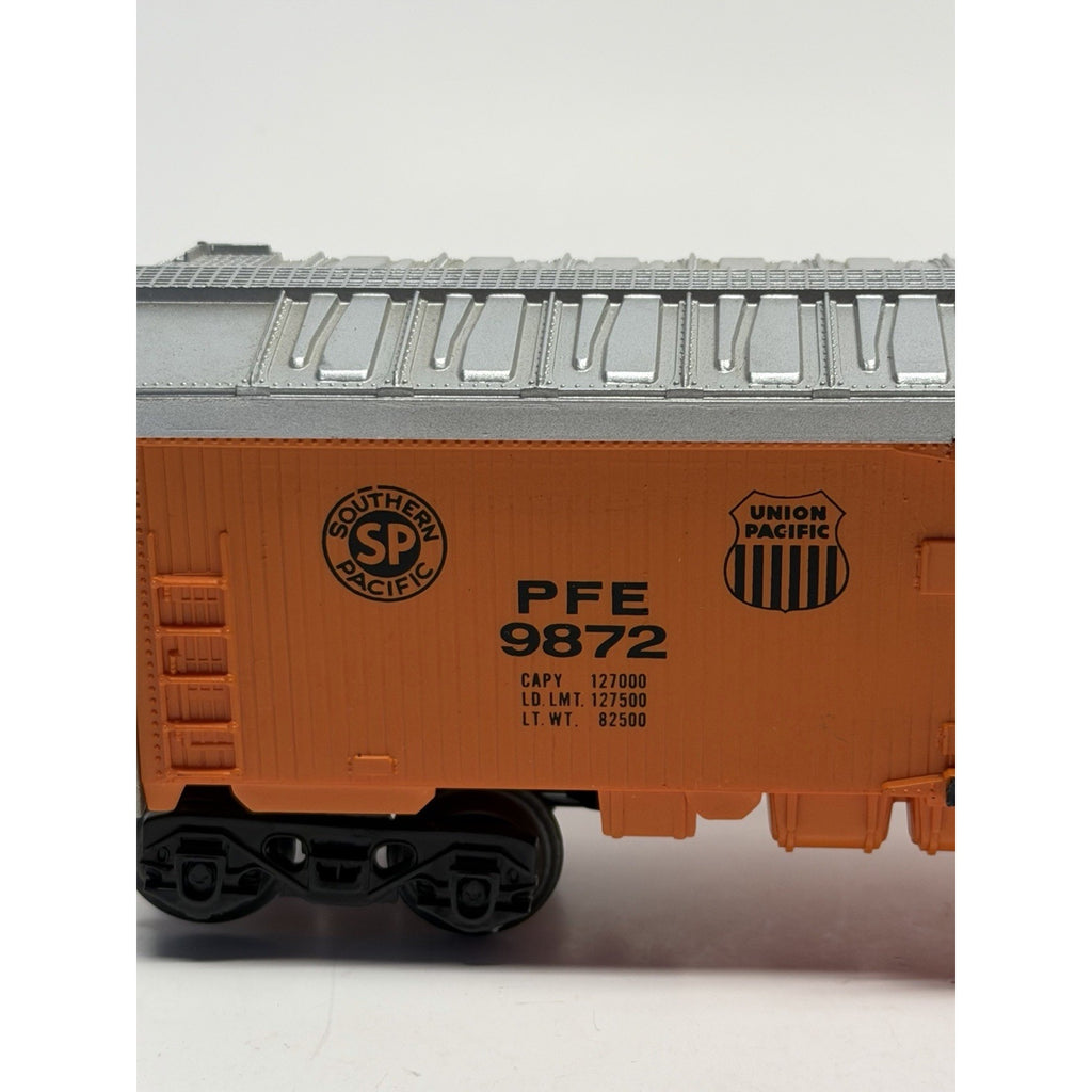 VINTAGE Lionel 6-9872 O Gauge Pacific Fruit Express Billboard Reefer Car LN/Box