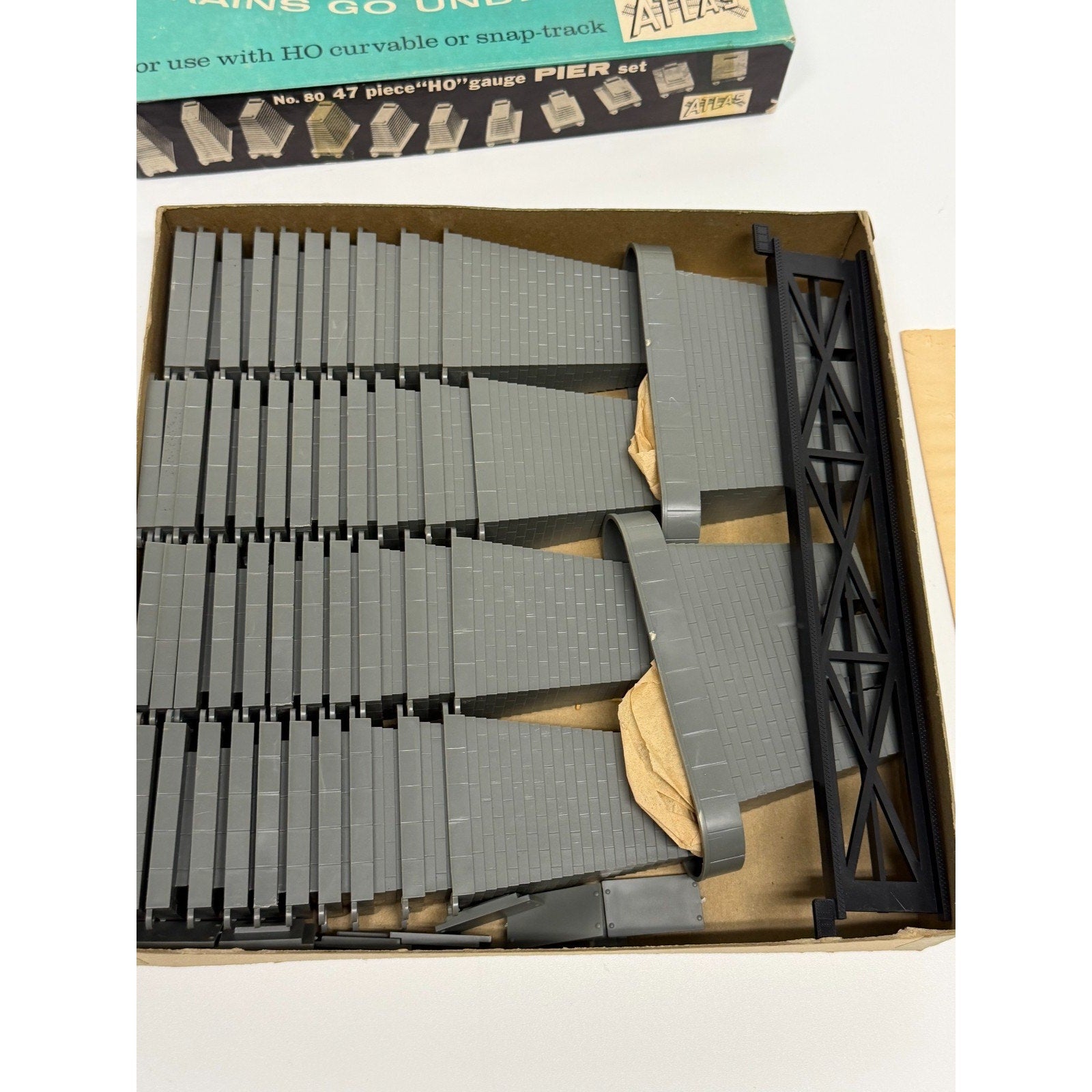 Vintage New Atlas No. 80 HO Gauge Pier Set 47 Piece Over & Under Track Supports
