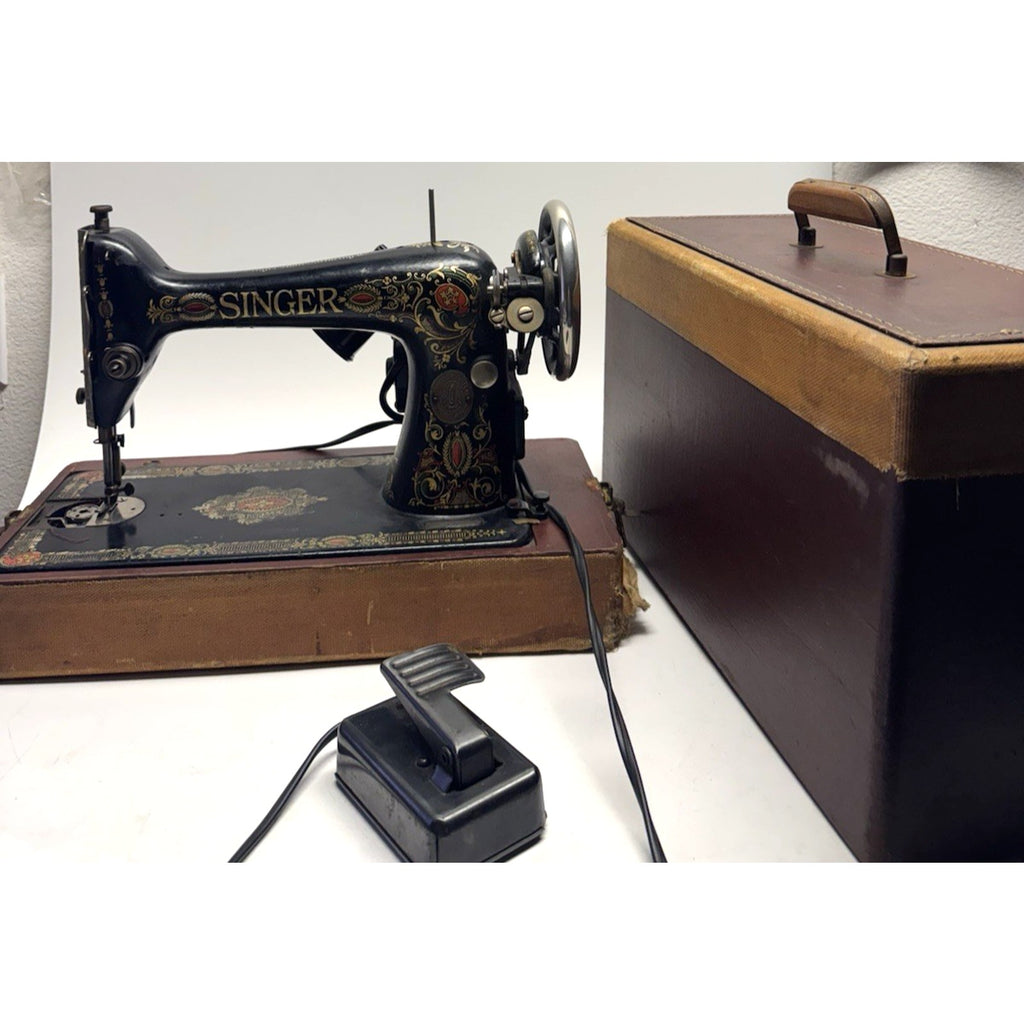 VINTAGE Singer 66, “Red Eye” G Series 1918 Friction Motor Bent Wood Case
