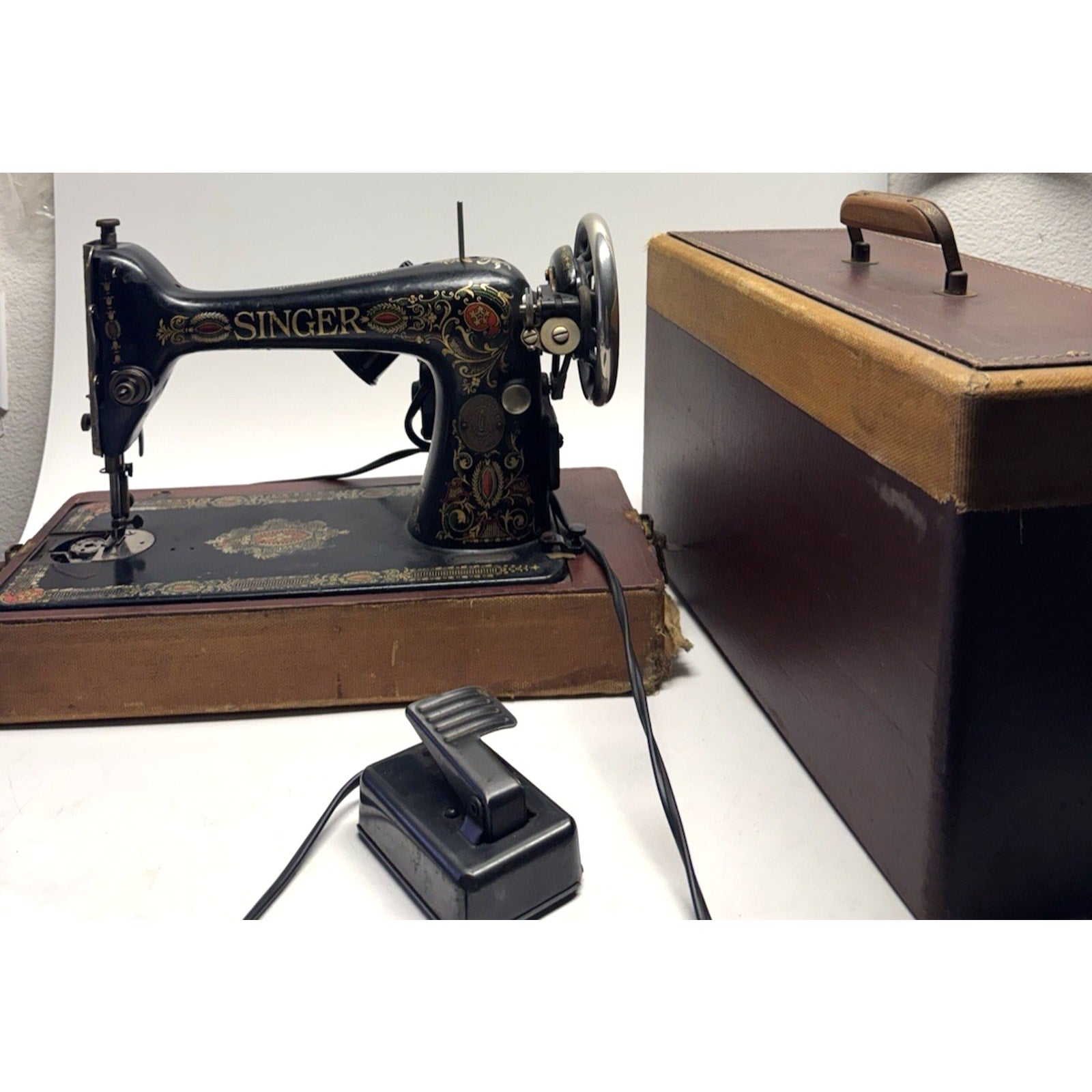 VINTAGE Singer 66, “Red Eye” G Series 1918 Friction Motor Bent Wood Case