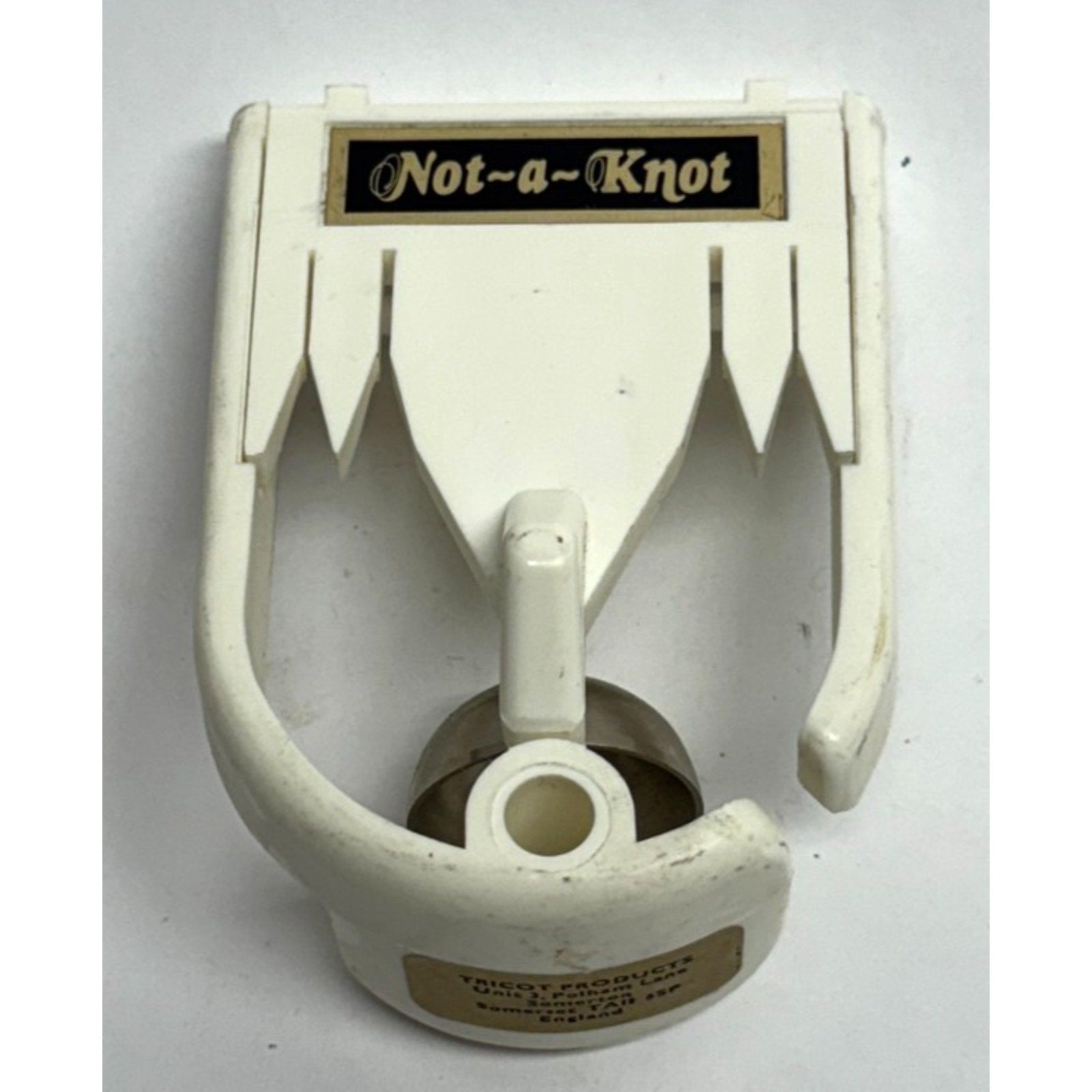 Vintage NOT -A- KNOT DOOR KNOCKER VINTAGE STYLE WHITE PLASTIC AND METAL KNOCKER