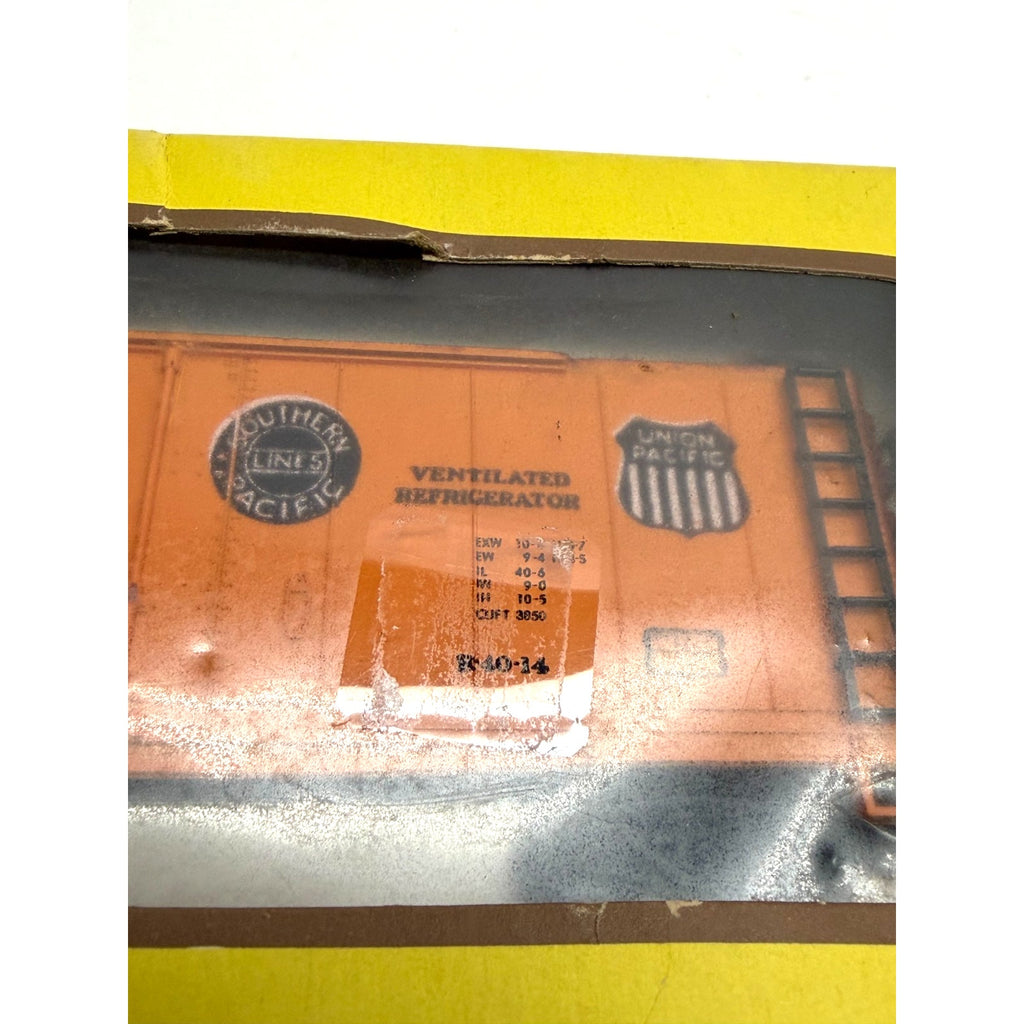 Vintage NEW AHM HO Gauge SCALE PFE Pacific Fruit Express Reefer 45698 1:87