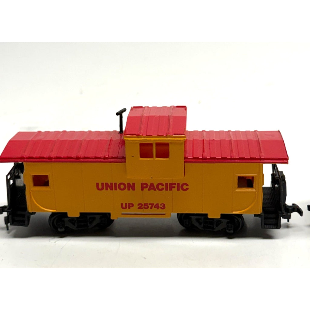 Vintage lot of 2 Bachmann HO Scale Union Pacific UP 25743 Caboose Train