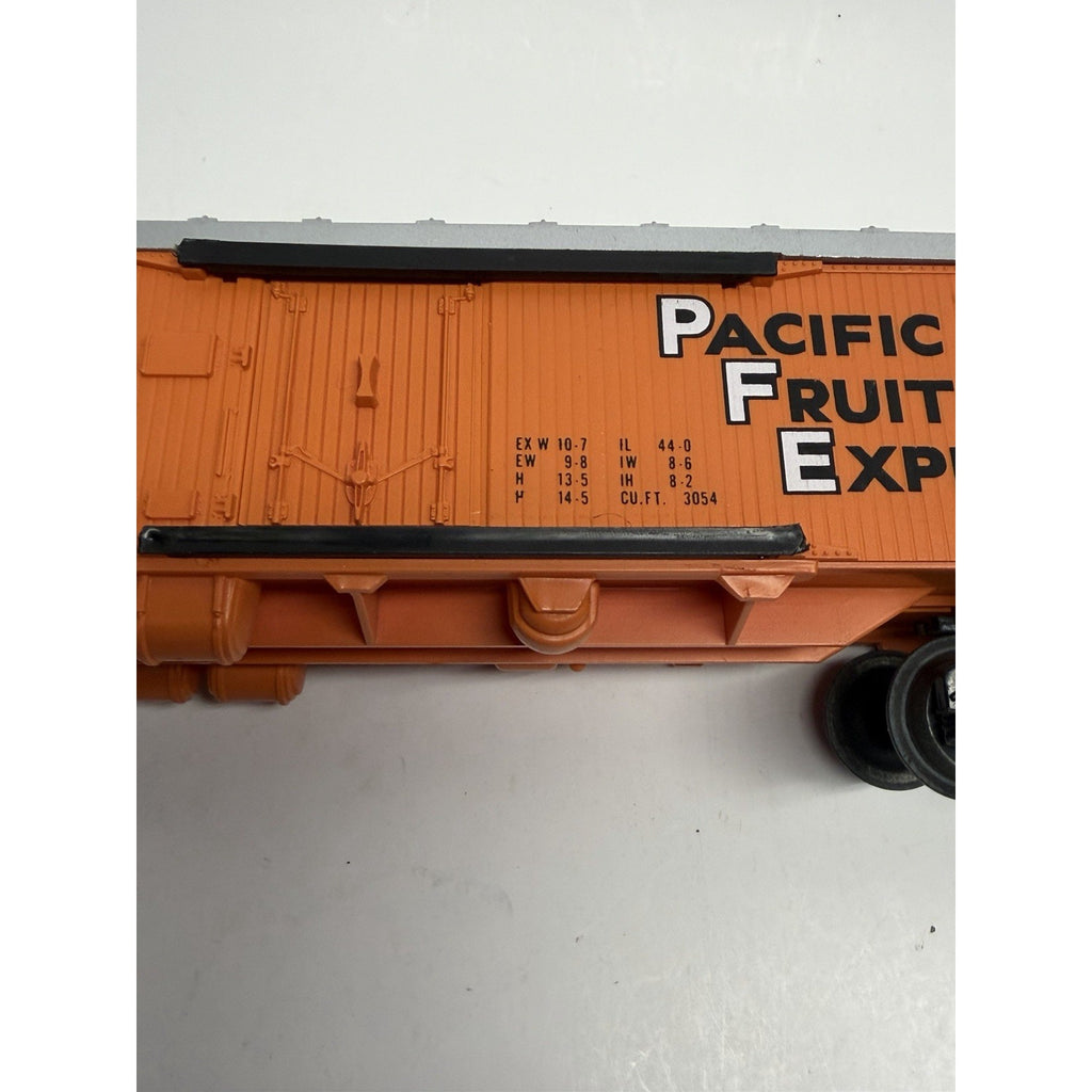 VINTAGE Lionel 6-9872 O Gauge Pacific Fruit Express Billboard Reefer Car LN/Box