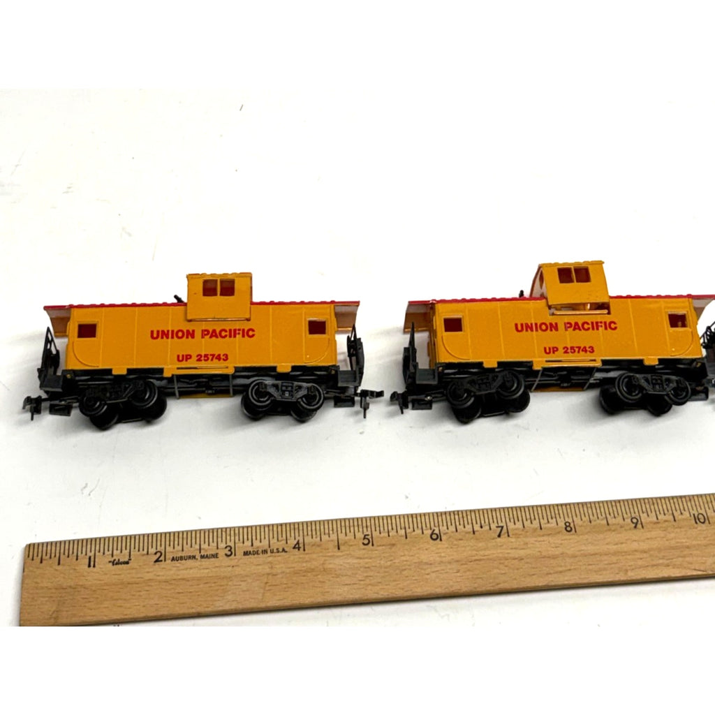 Vintage lot of 2 Bachmann HO Scale Union Pacific UP 25743 Caboose Train