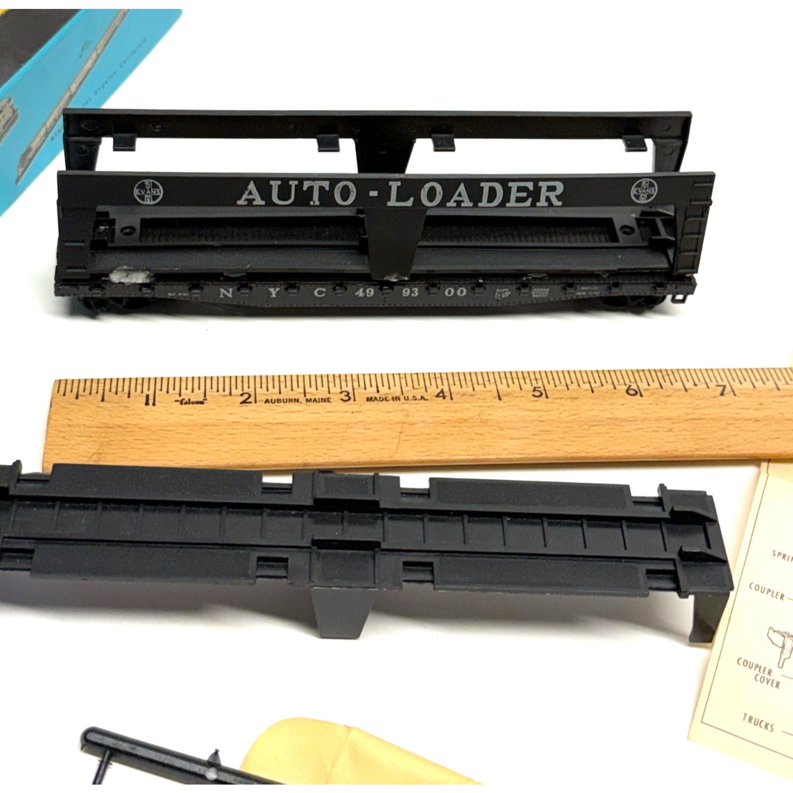 Vintage HO Athearn New York Central 50ft Auto Loader w/ 4 1950s