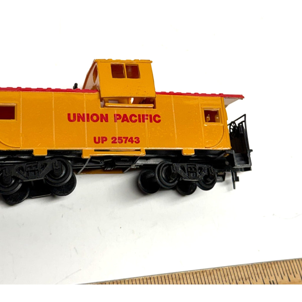 Vintage lot of 2 Bachmann HO Scale Union Pacific UP 25743 Caboose Train