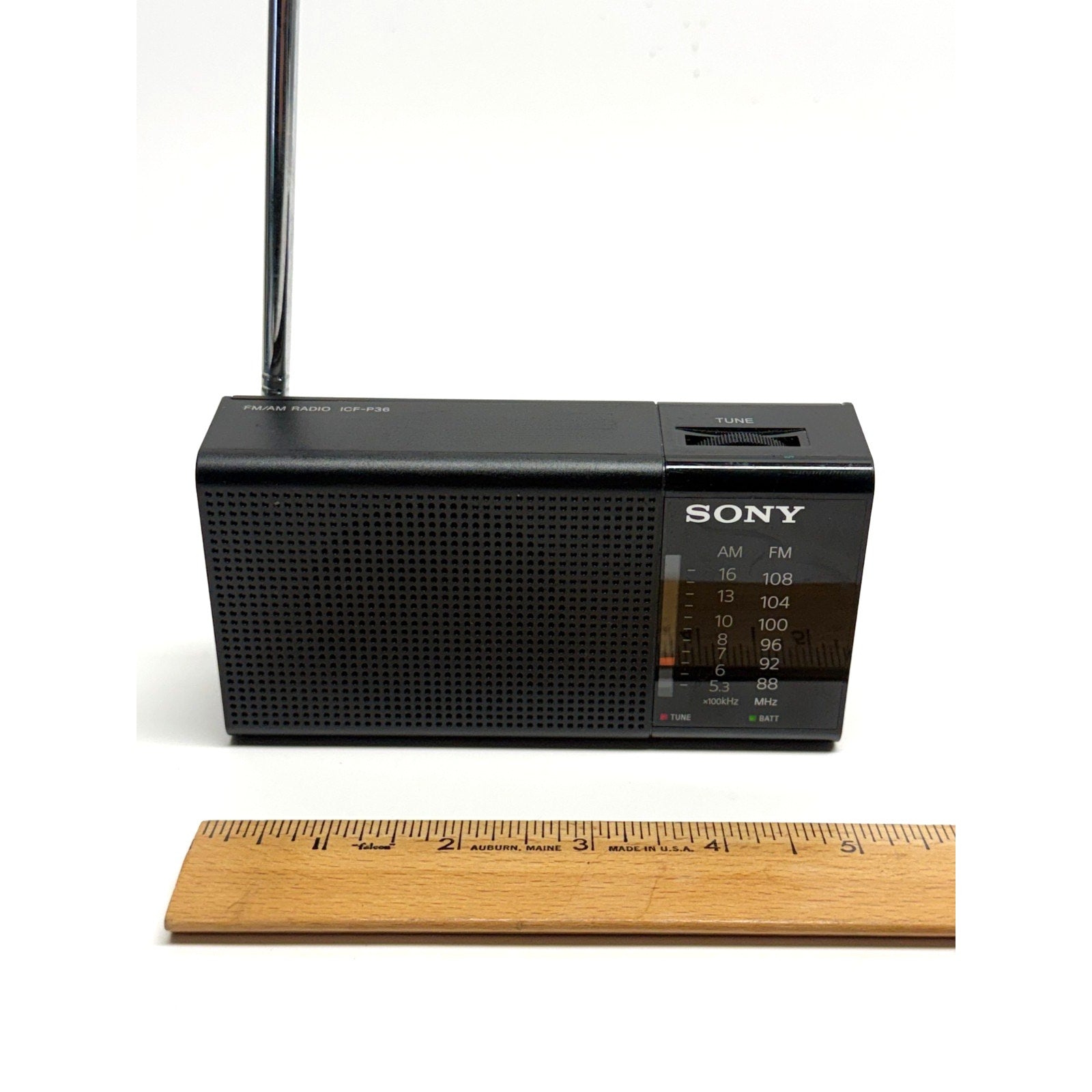Vintage SONY handy portable radio ICF-P36: FM / AM /