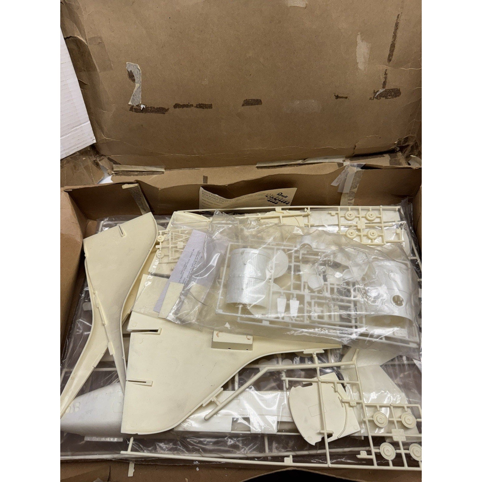 VINTAGE NOS Space Shuttle Columbia No.4702 By Revell Sealed inside SCALE 1/72