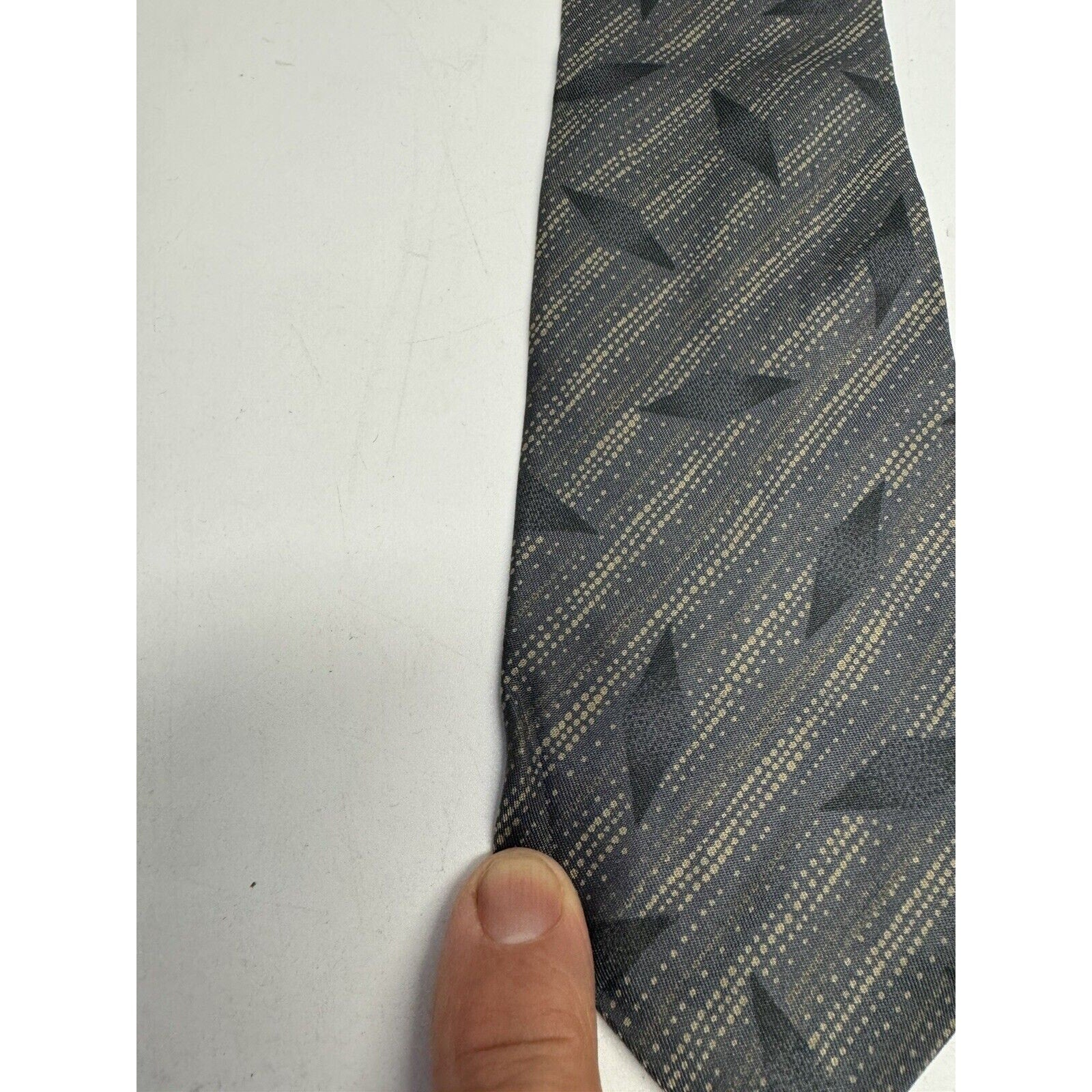 VINTAGE GIORGIO ARMANI NECKTIE 100% SILK Made in ITALY Gray w/Square Logo