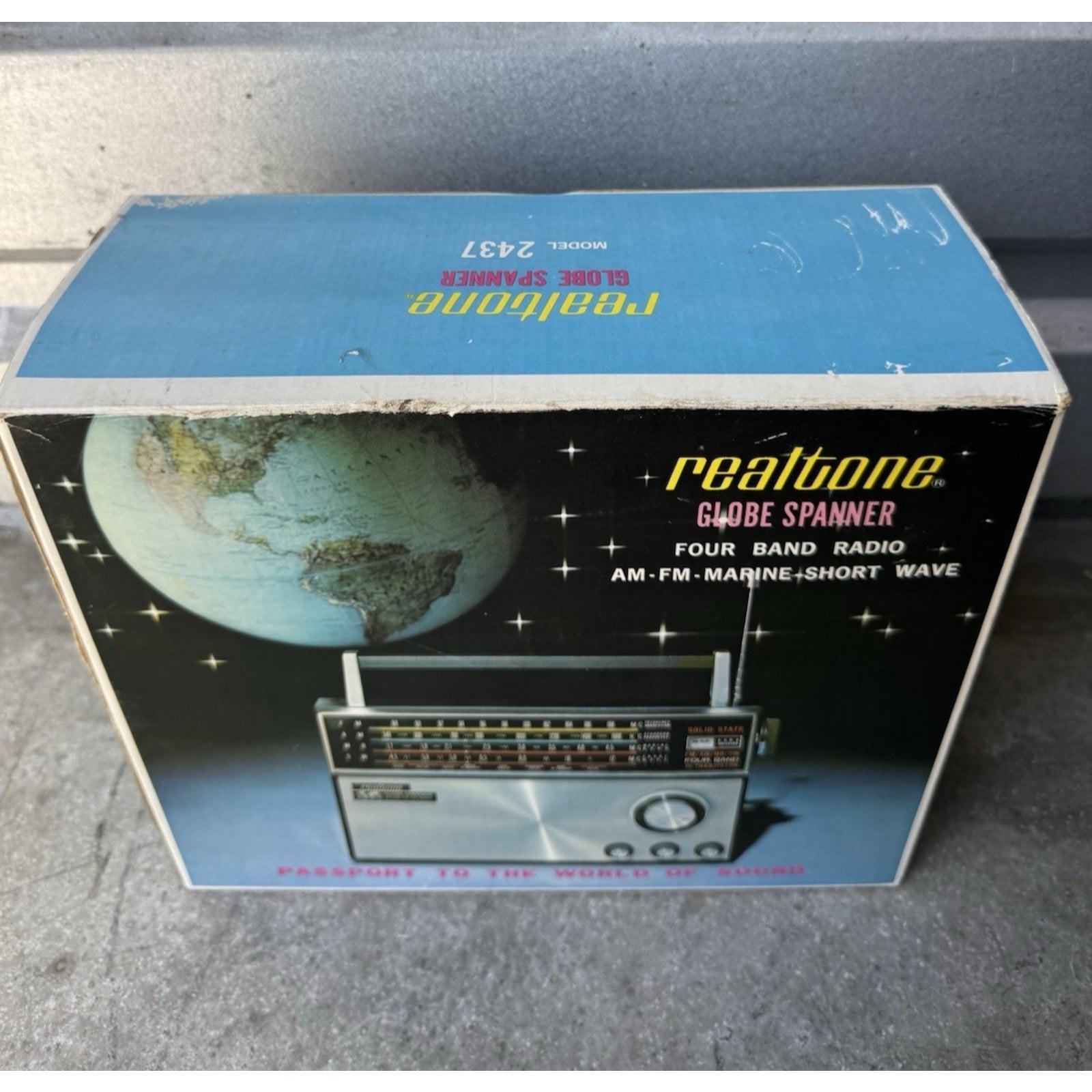 Vintage Realtone Solid State Radio AM FM 2437 Globe Spanner w/Box & Manual