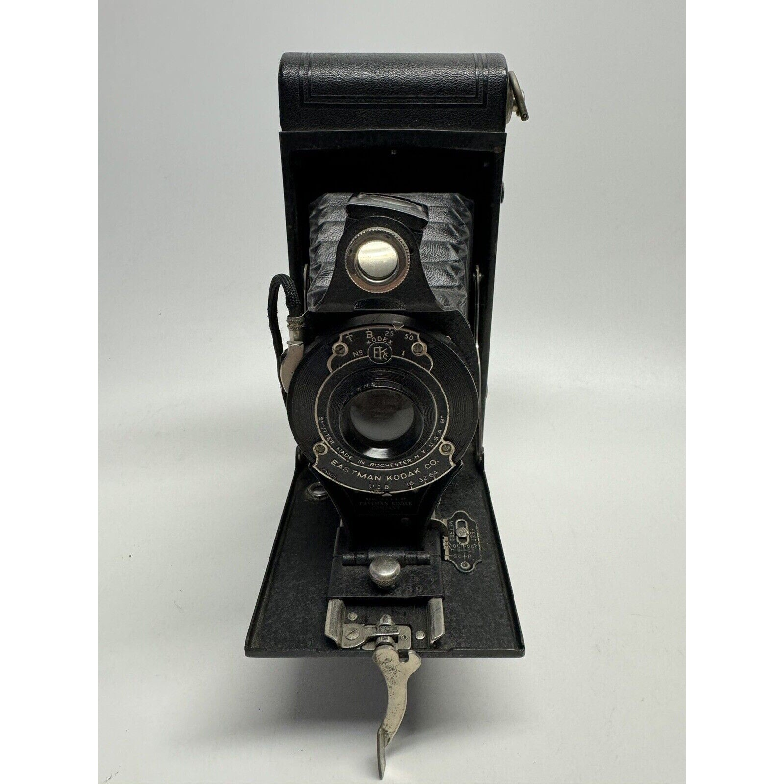 VINTAGE Kodak No 2A Folding Rainbow Hawk-Eye Model B camera 1931 to 1933