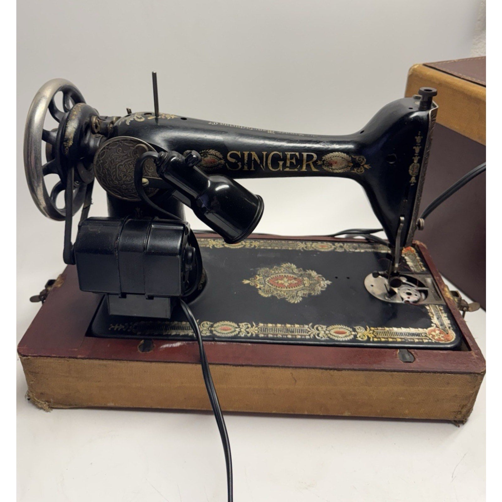 VINTAGE Singer 66, “Red Eye” G Series 1918 Friction Motor Bent Wood Case