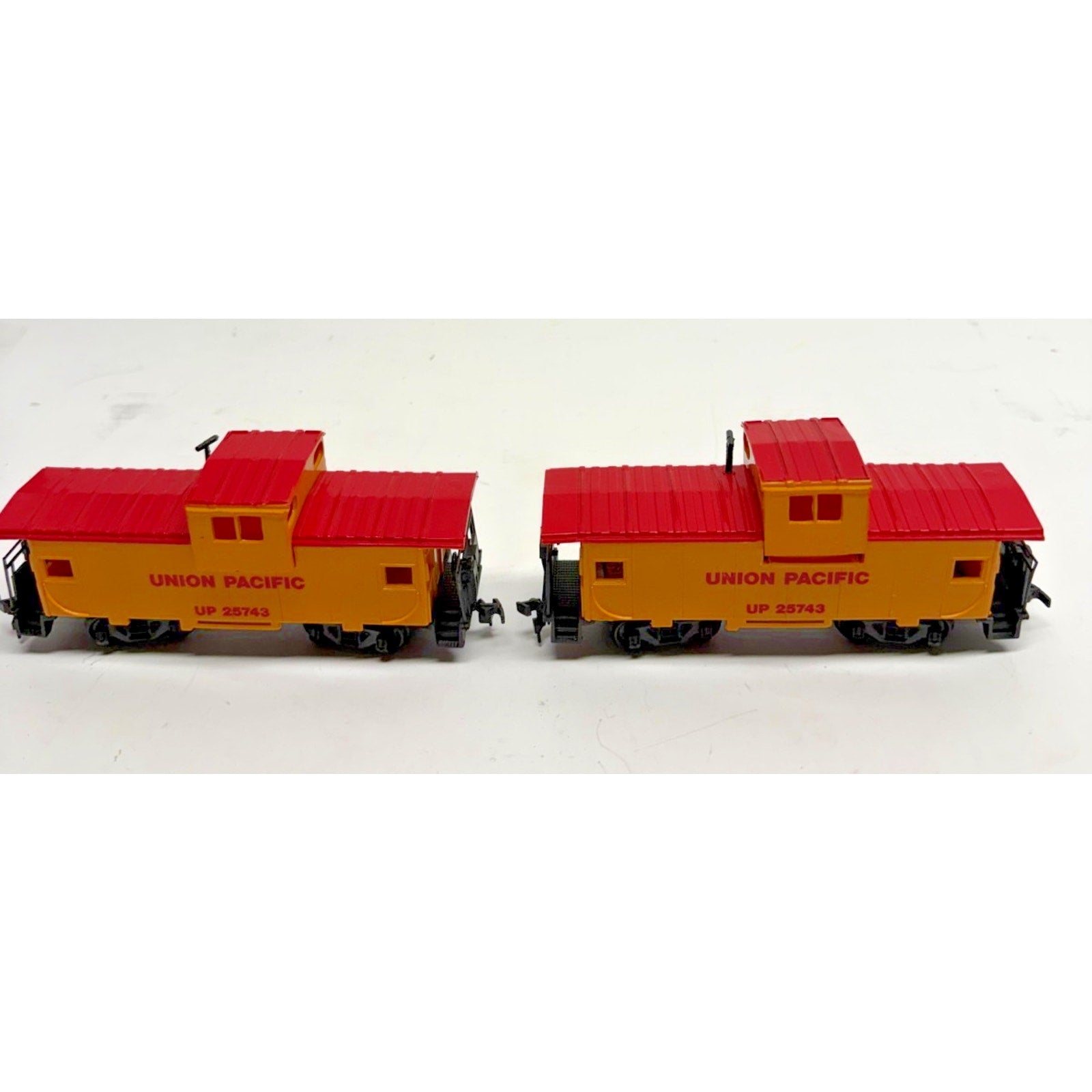 Vintage lot of 2 Bachmann HO Scale Union Pacific UP 25743 Caboose Train