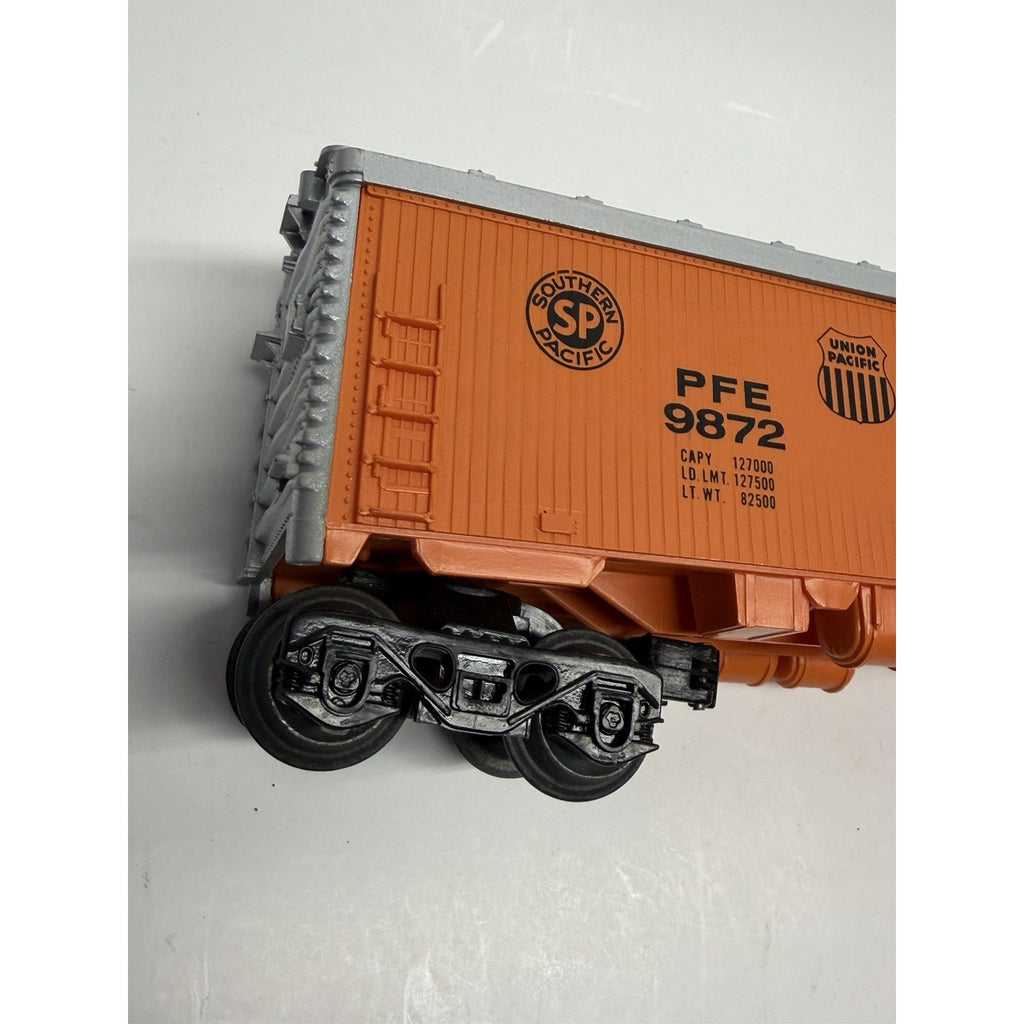VINTAGE Lionel 6-9872 O Gauge Pacific Fruit Express Billboard Reefer Car LN/Box
