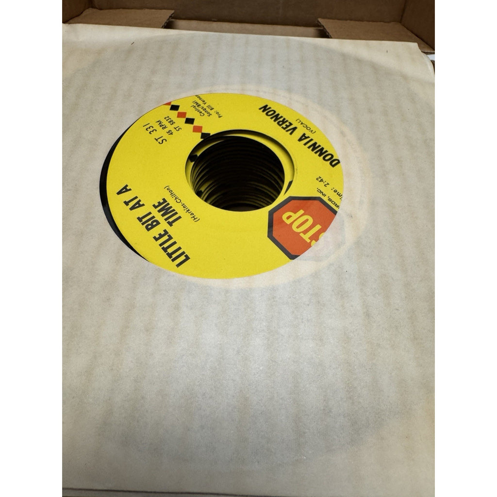 VINTAGE NOS LOT OF 25 VINYLS DONNIA VERNON 7" Single