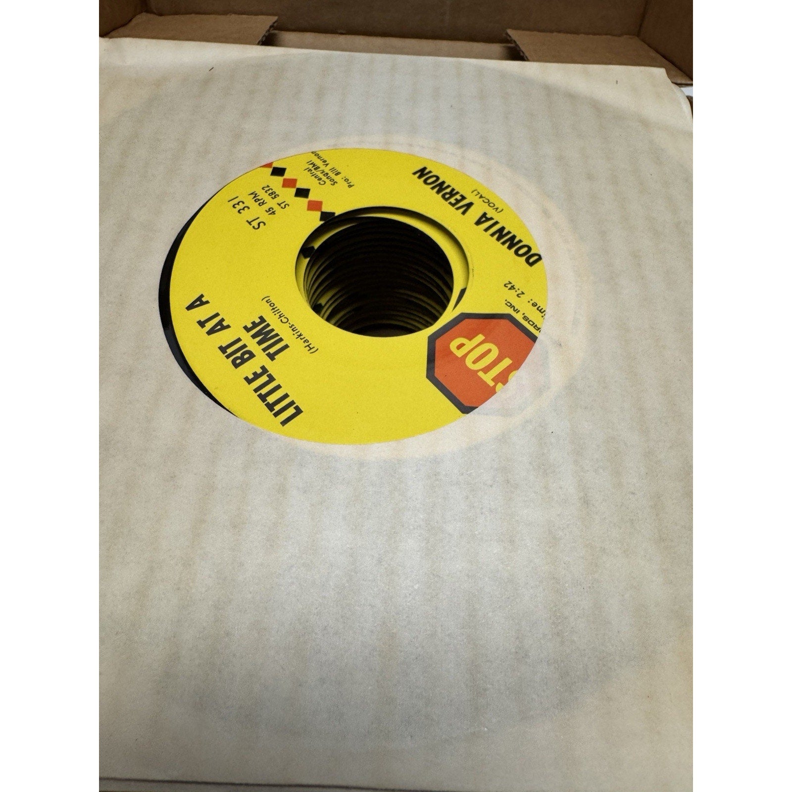 VINTAGE NOS LOT OF 25 VINYLS DONNIA VERNON 7" Single
