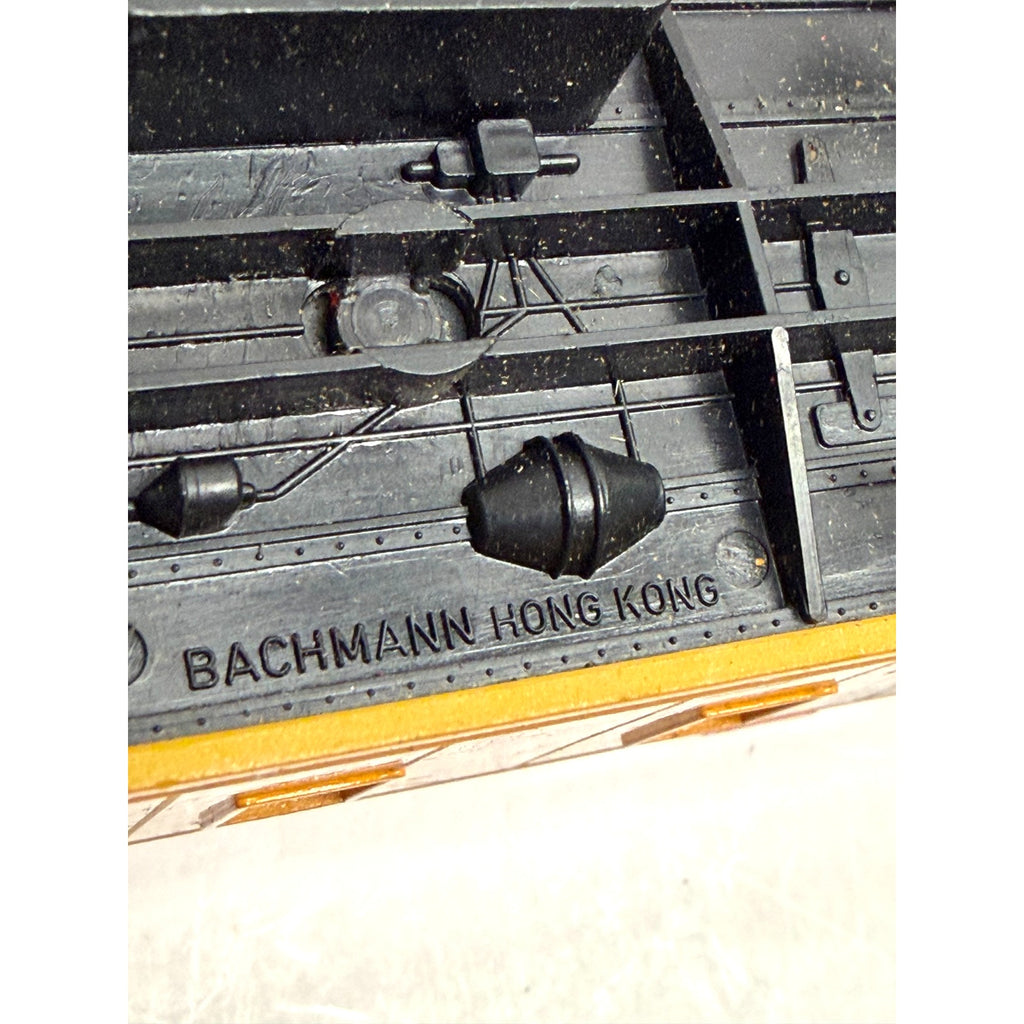 Vtg Lot of 2 HO Scale Cabooses Life-Like Santa Fe ATSF & Bachmann Union Pac 207