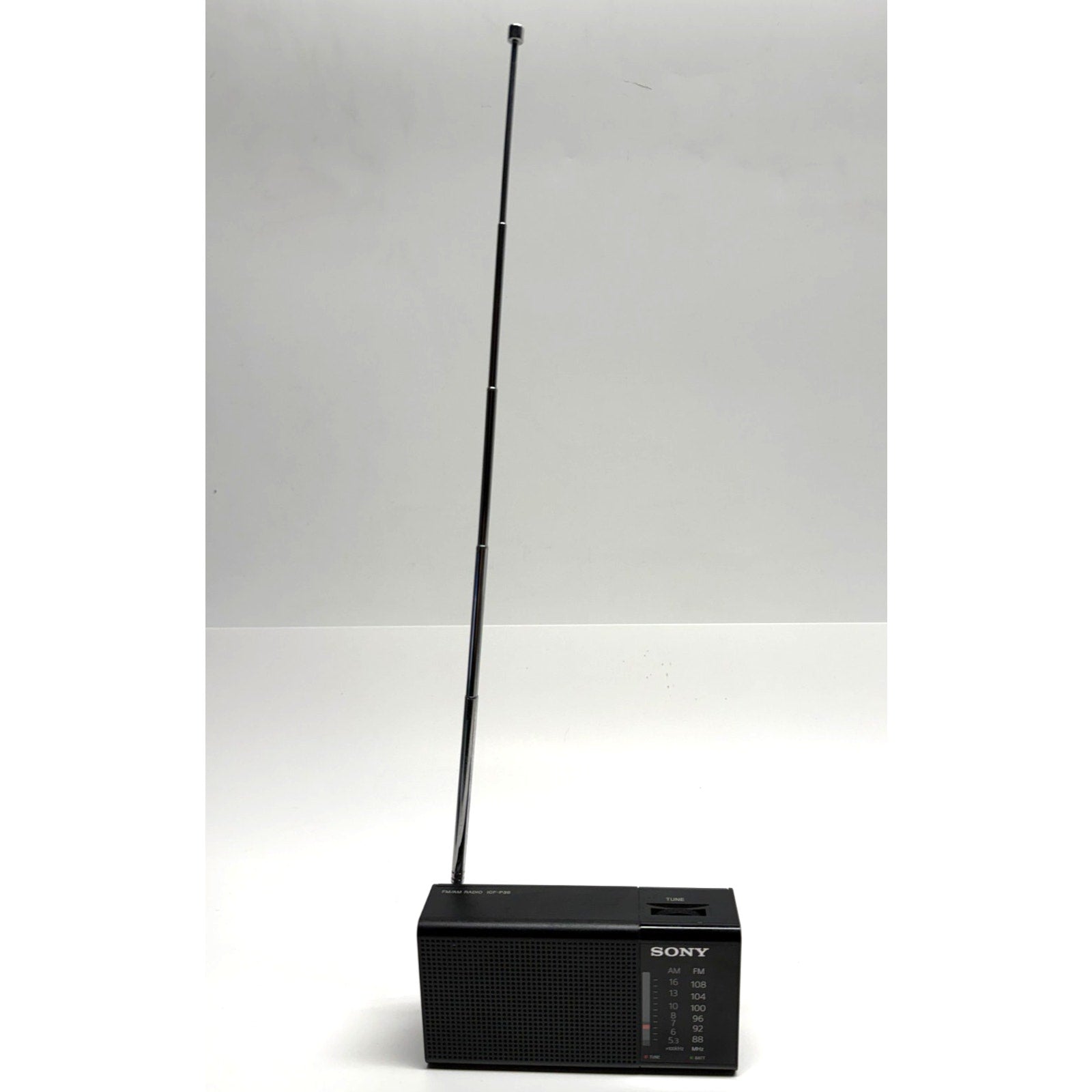 Vintage SONY handy portable radio ICF-P36: FM / AM /