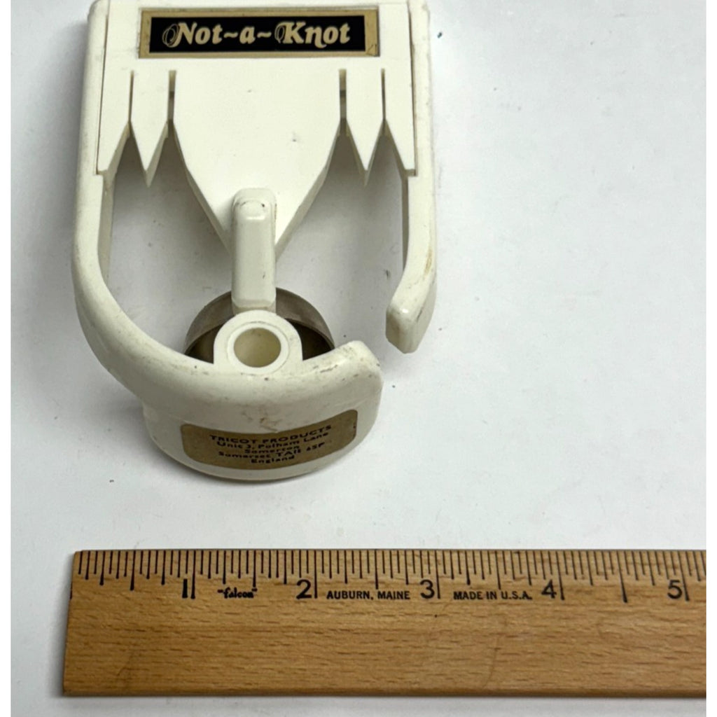 Vintage NOT -A- KNOT DOOR KNOCKER VINTAGE STYLE WHITE PLASTIC AND METAL KNOCKER