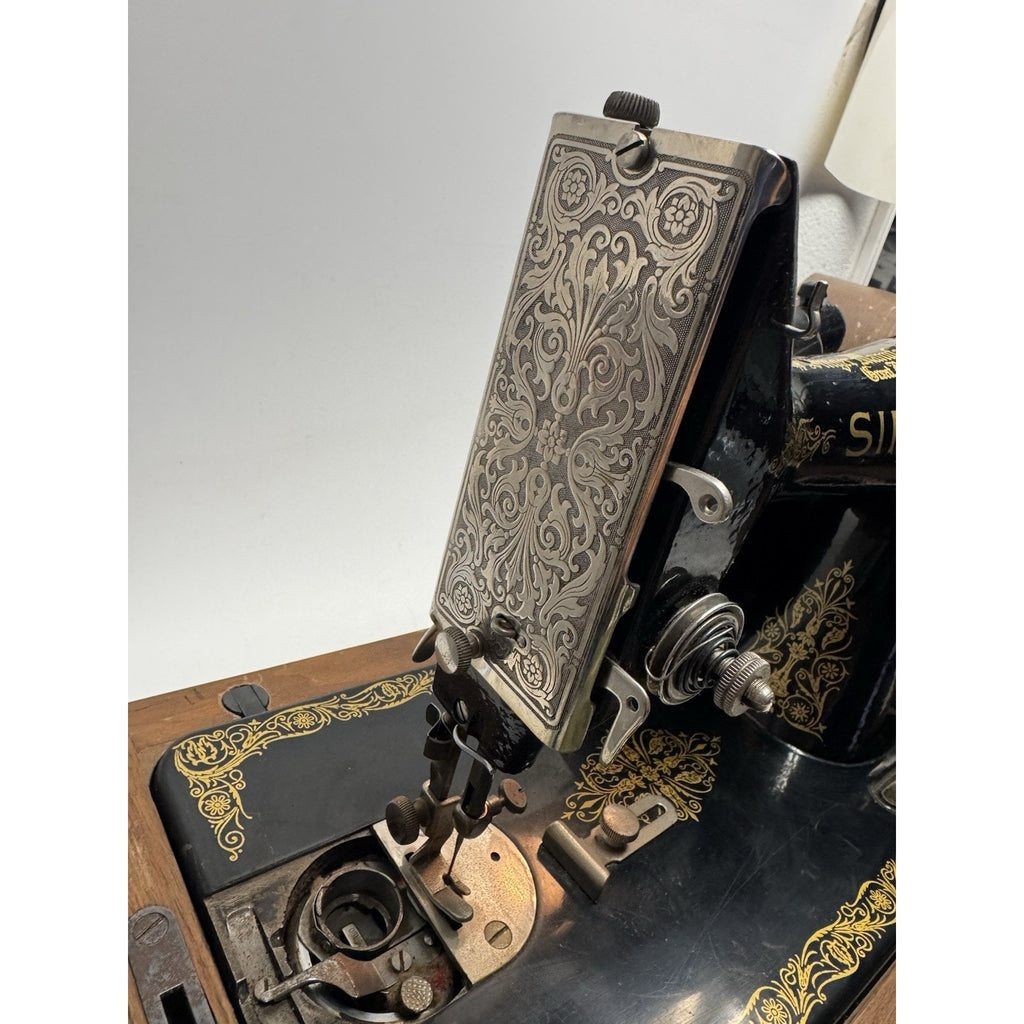 VINTAGE Singer 1924 Model 99 Sewing Machine W/Pedal & Extras