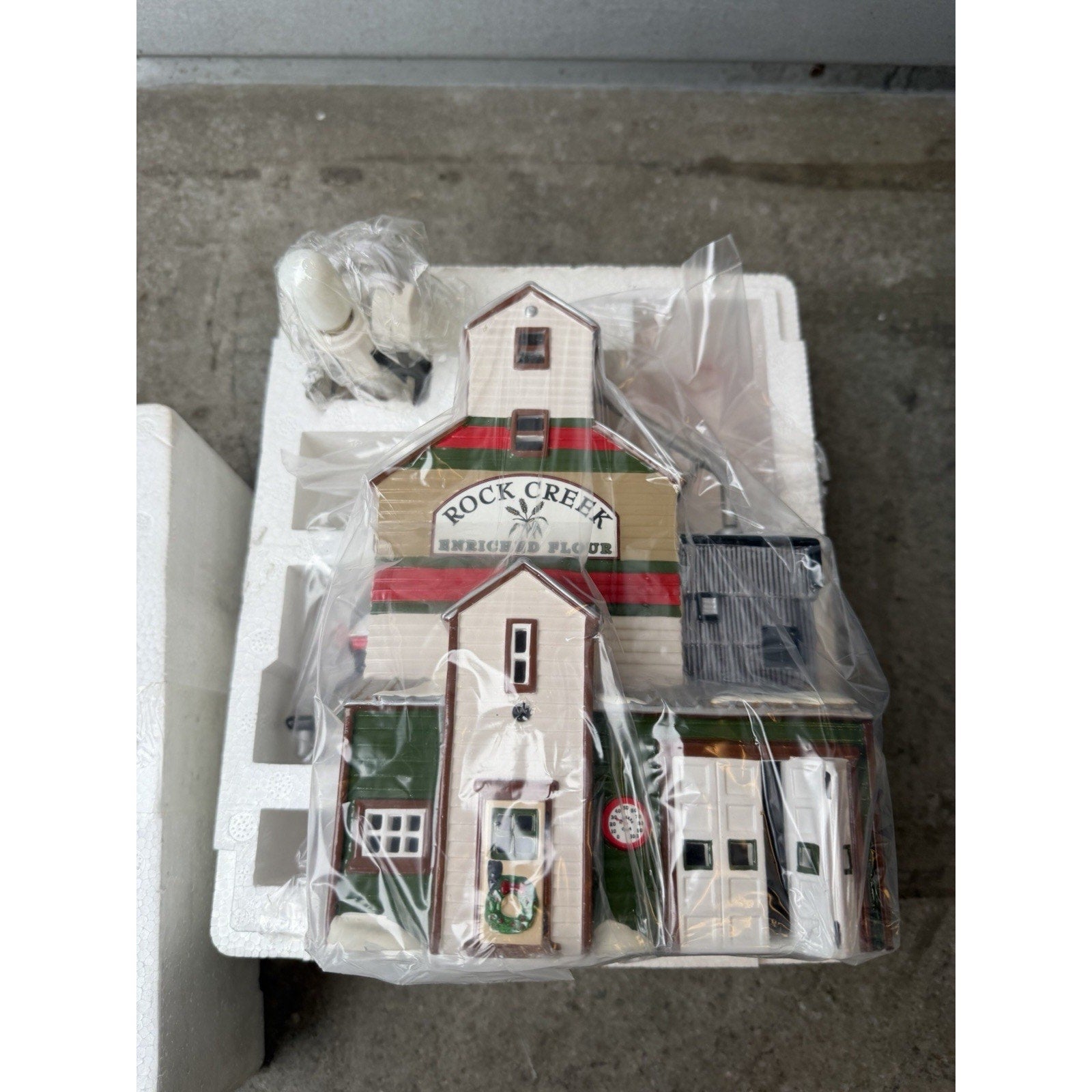 VINTAGE 1998 NOS Dept 56 Snow Village - The Farmer's Co-op Granary - 56.54946