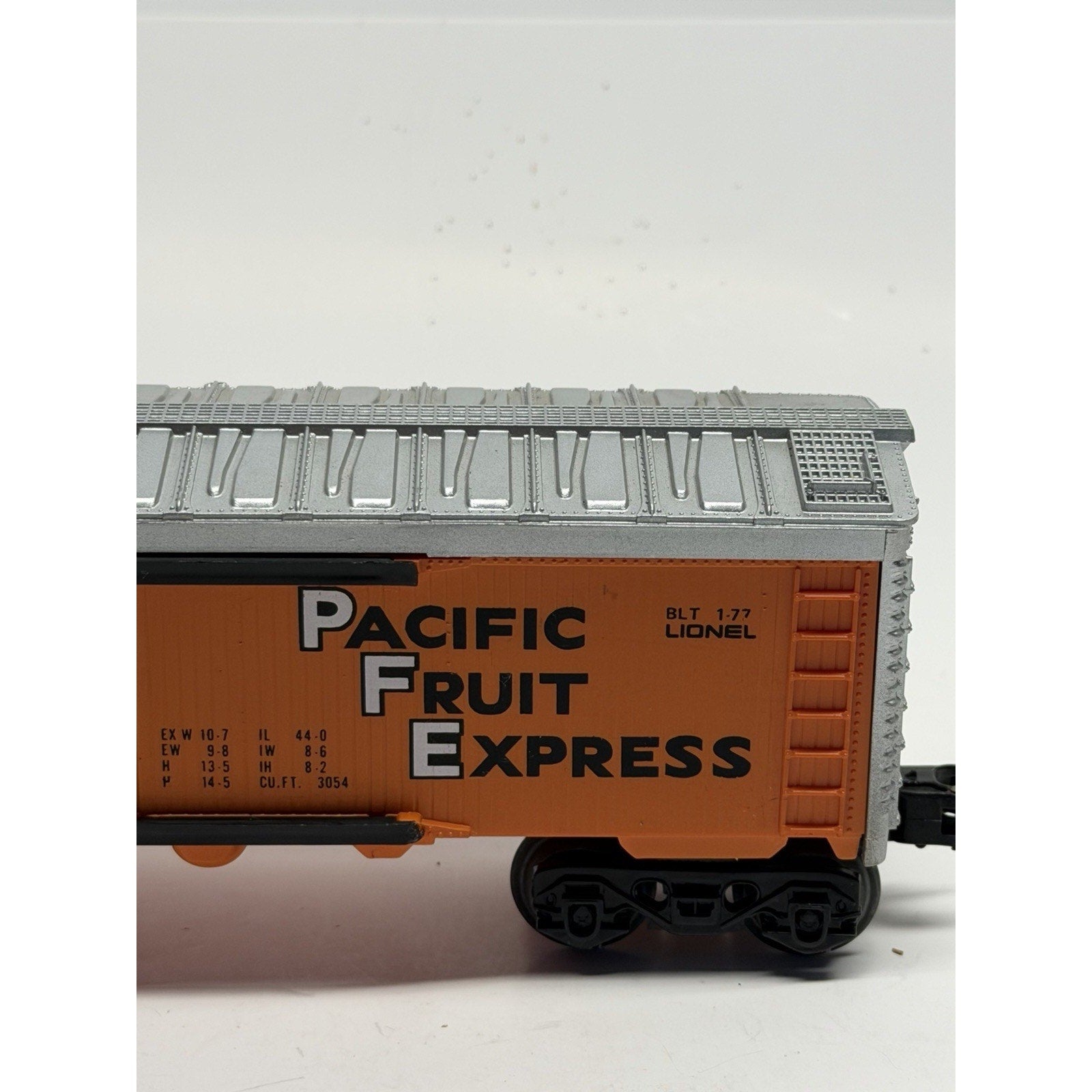 VINTAGE Lionel 6-9872 O Gauge Pacific Fruit Express Billboard Reefer Car LN/Box