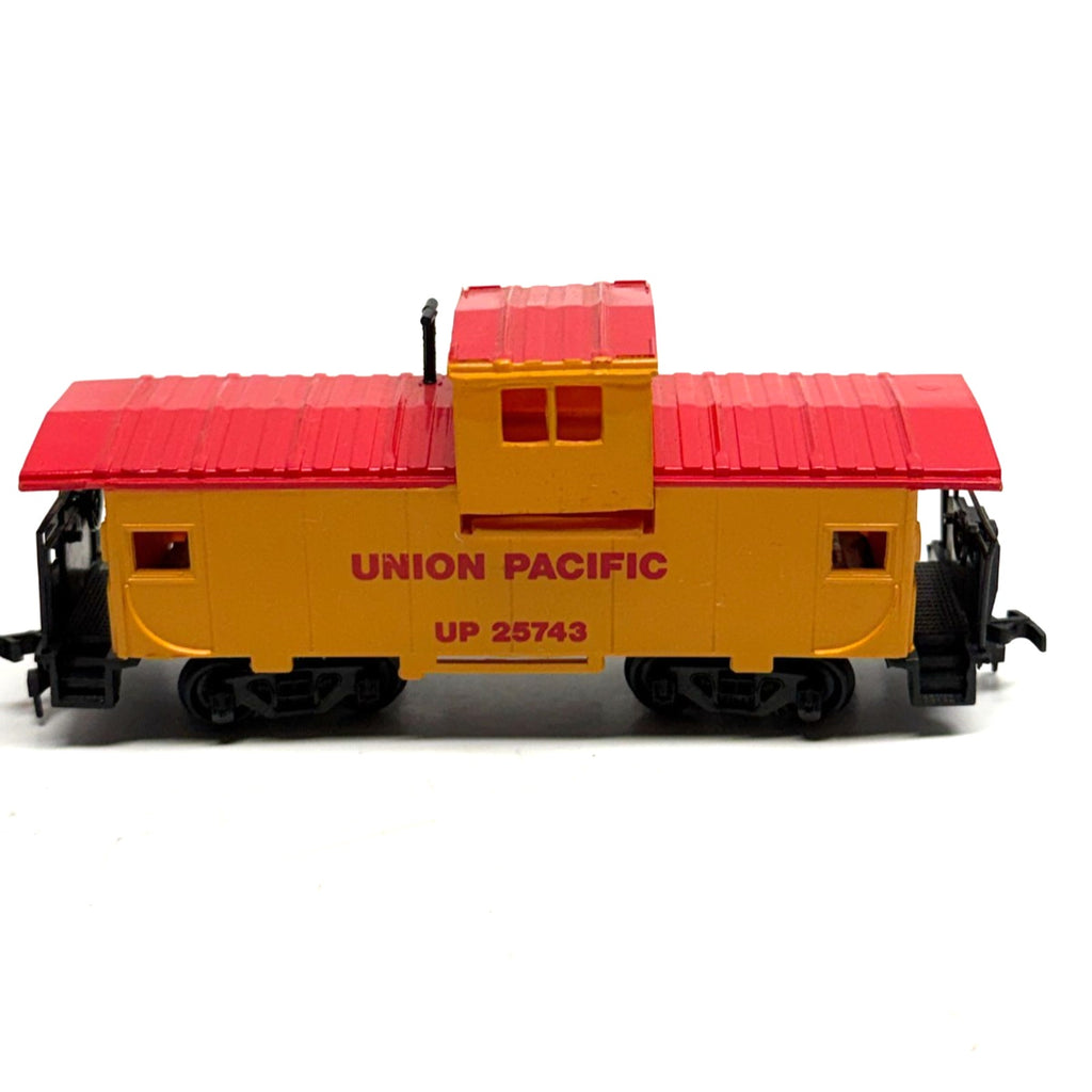 Vintage lot of 2 Bachmann HO Scale Union Pacific UP 25743 Caboose Train
