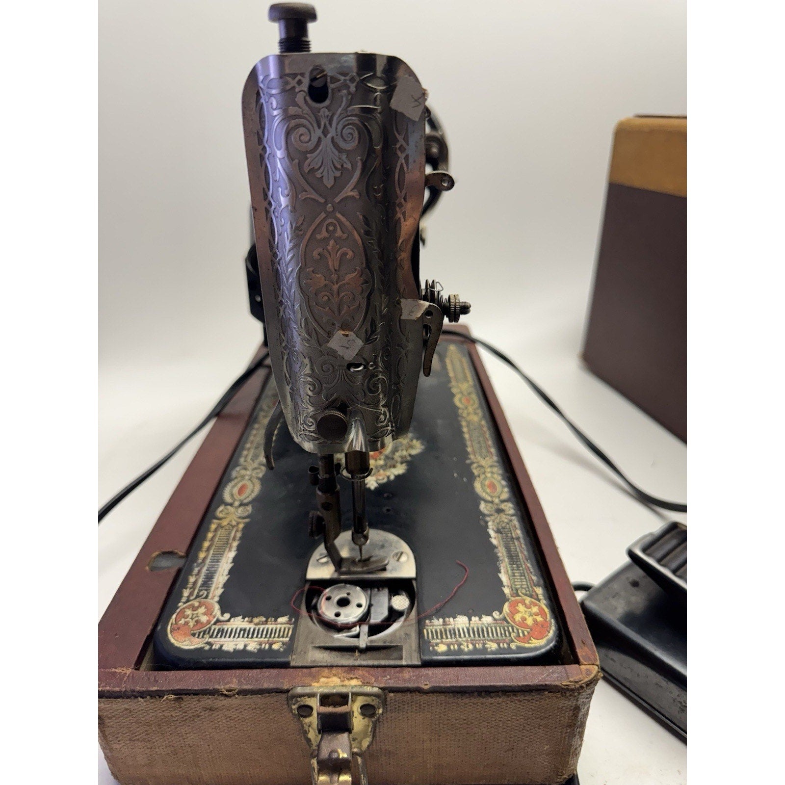 VINTAGE Singer 66, “Red Eye” G Series 1918 Friction Motor Bent Wood Case
