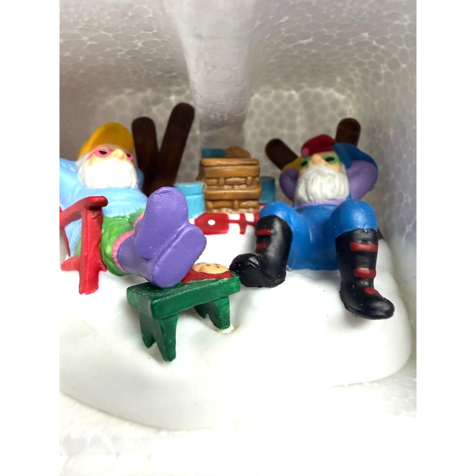 Vintage NEW Dept 56 North Pole Series "Ski Bums" Accessory 2001 RETIRED #56710