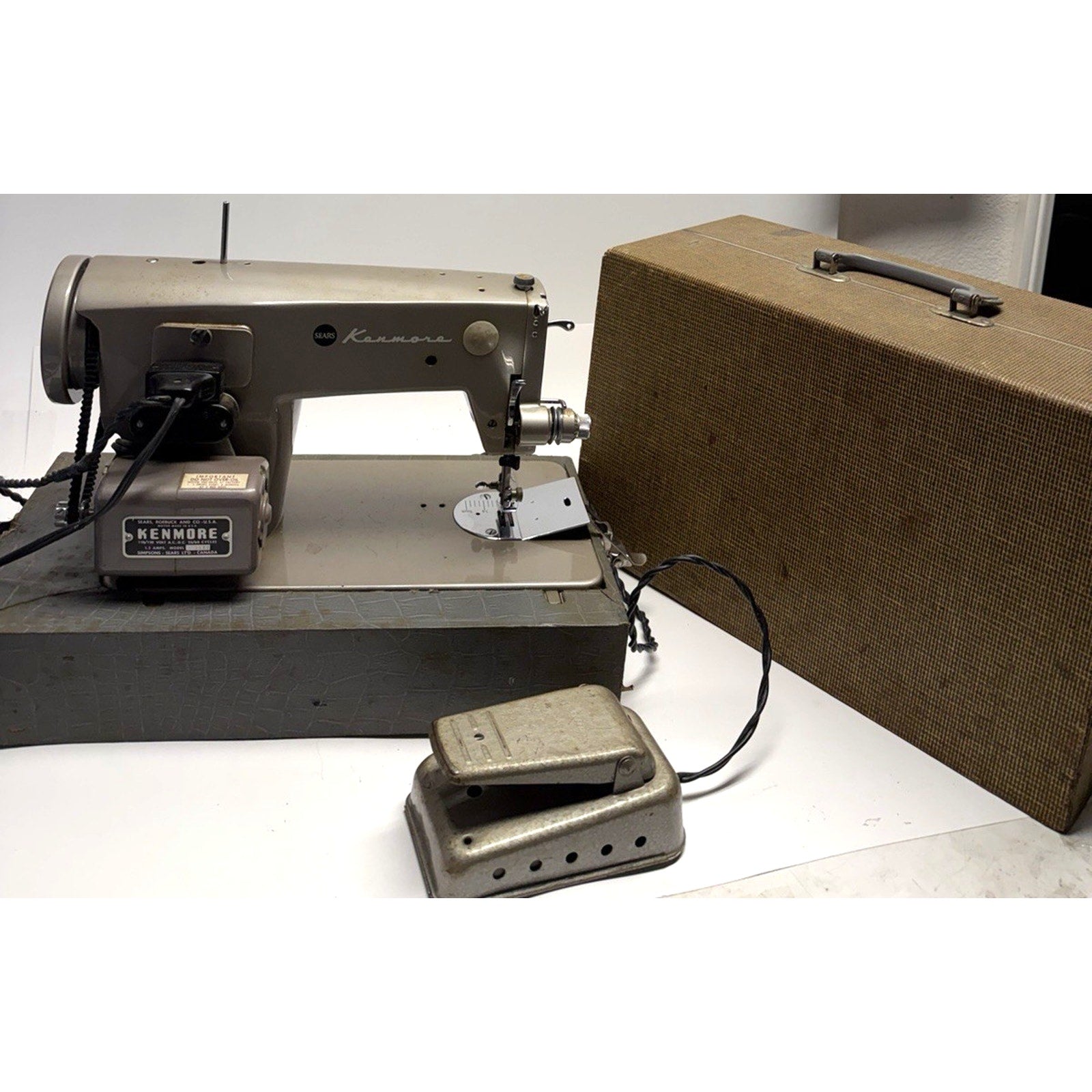 VINTAGE 1960s Kenmore Model 148.280 Sewing Machine w/ Foot Pedal - WORKS GREAT !