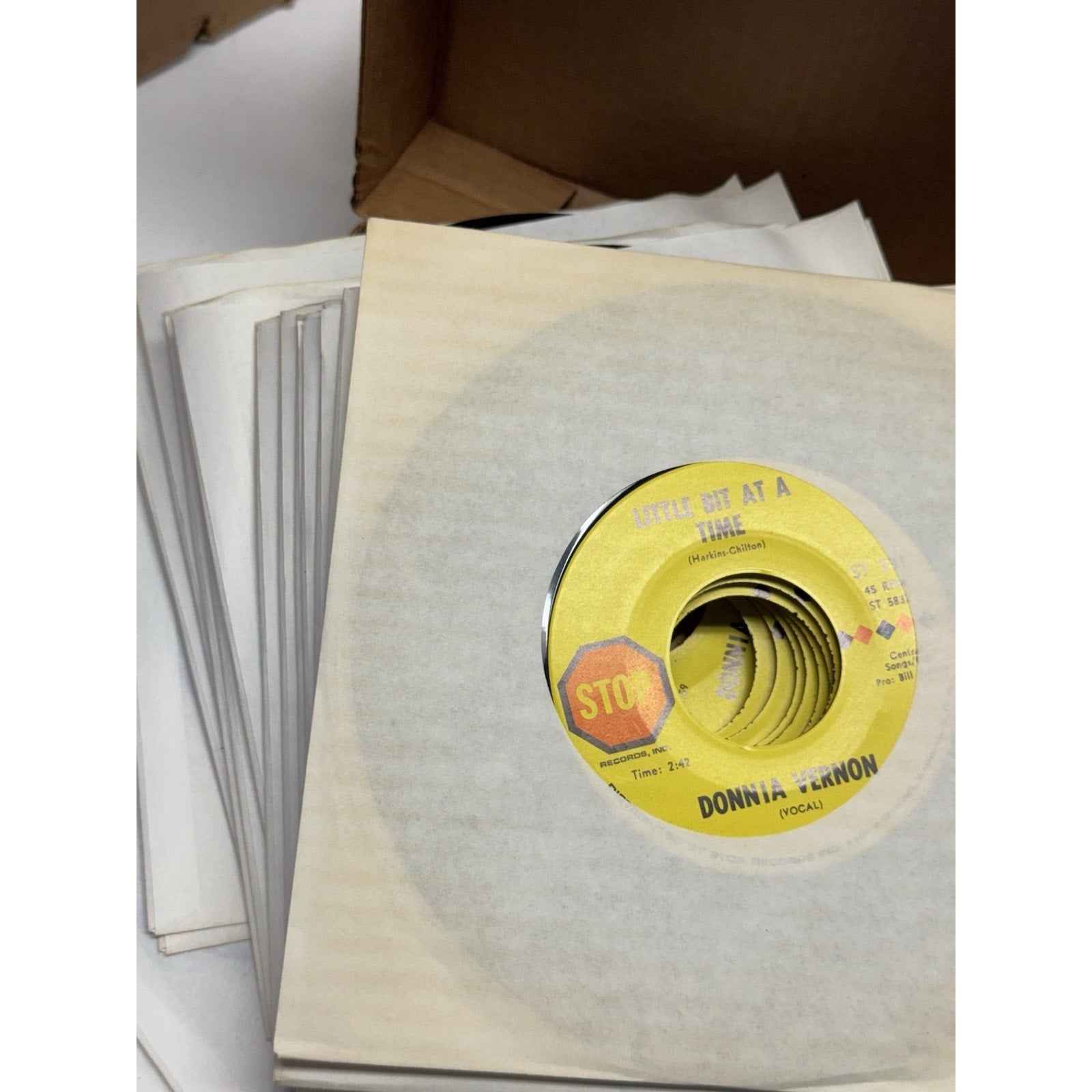 VINTAGE NOS LOT OF 25 VINYLS DONNIA VERNON 7" Single