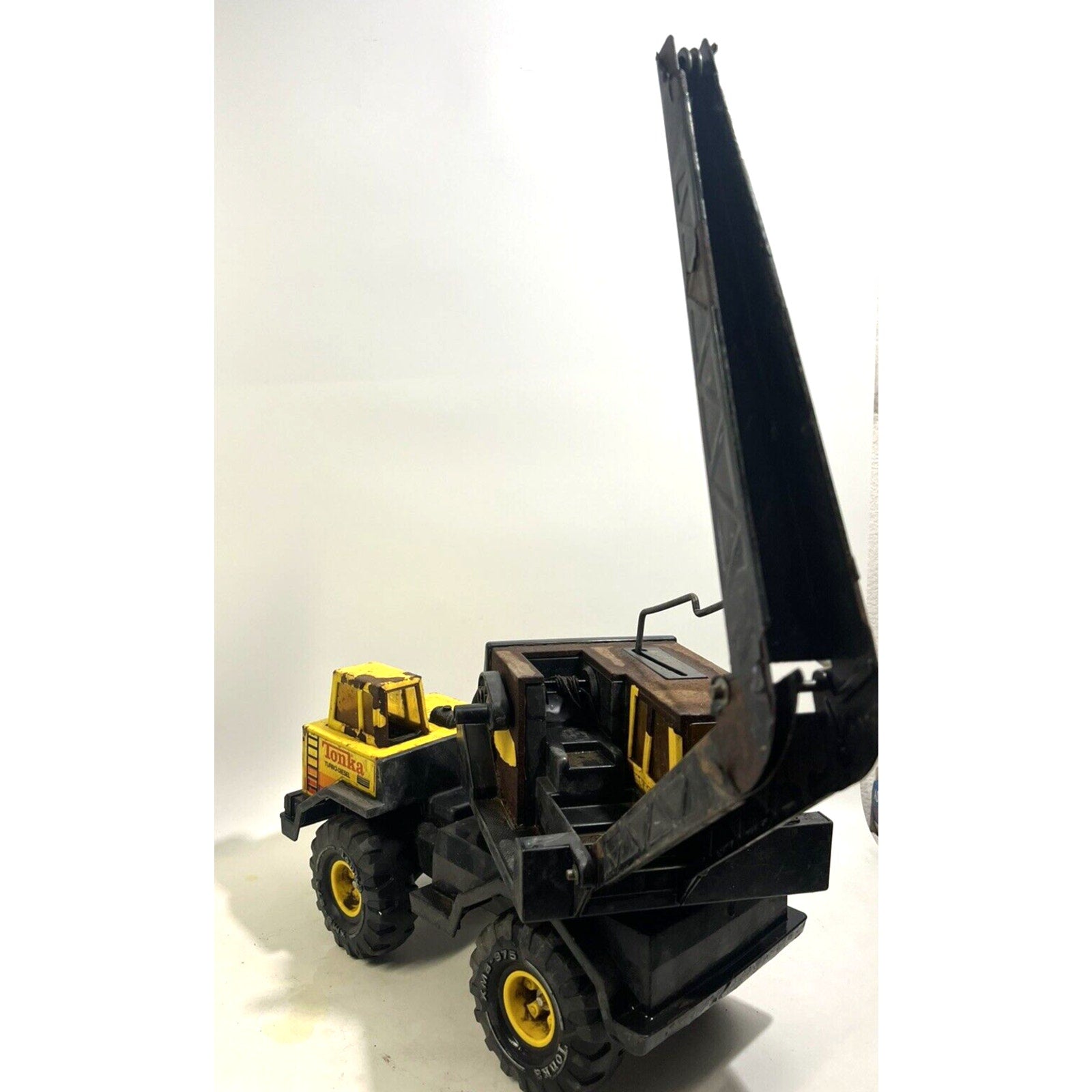 VINTAGE Tonka Mighty Diesel Steel XMB-975 Tire Crane Black Bucket Truck