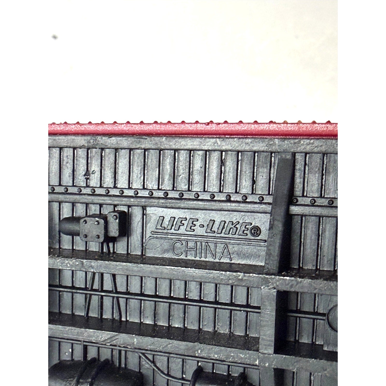 Vtg Lot of 2 HO Scale Cabooses Life-Like Santa Fe ATSF & Bachmann Union Pac 207
