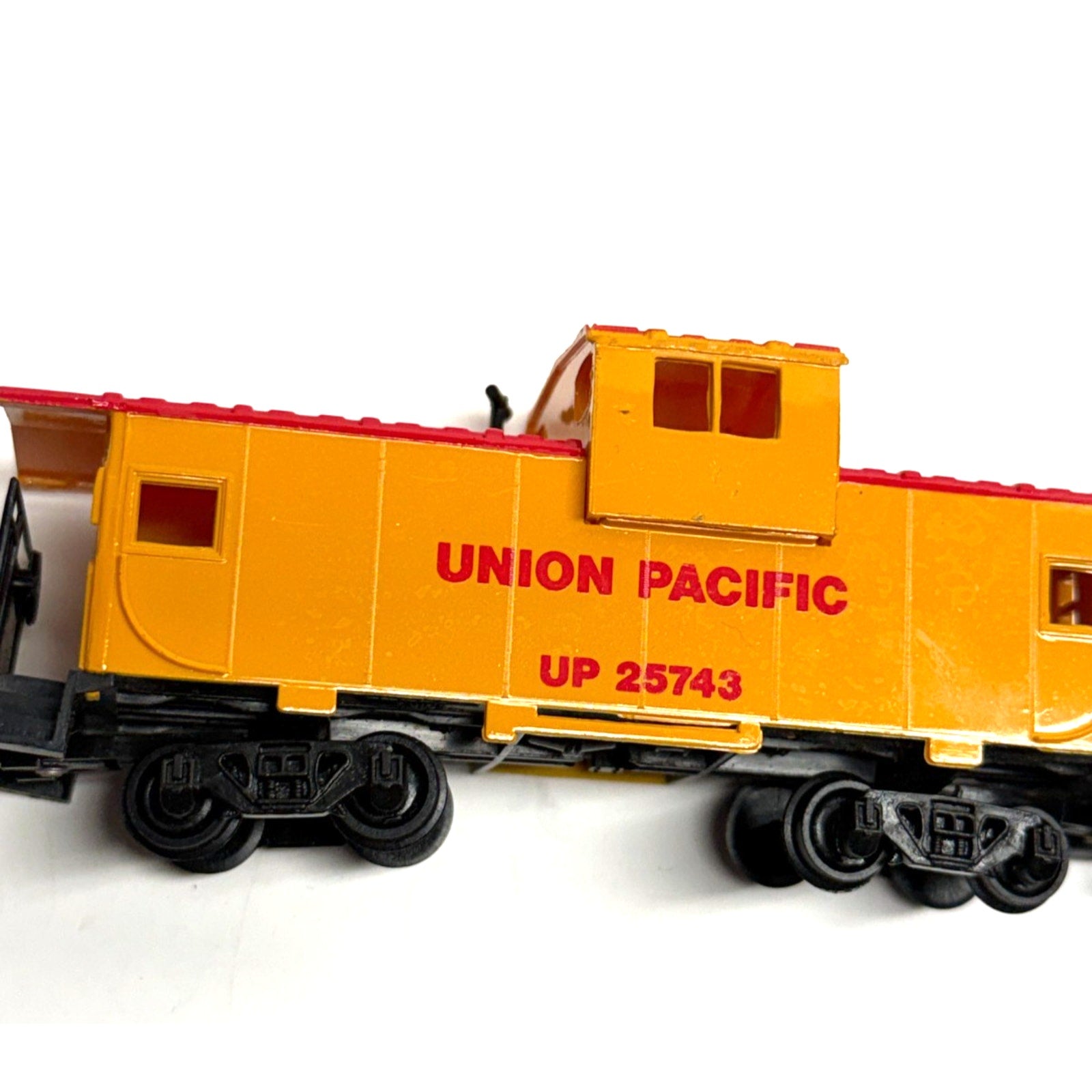 Vintage lot of 2 Bachmann HO Scale Union Pacific UP 25743 Caboose Train