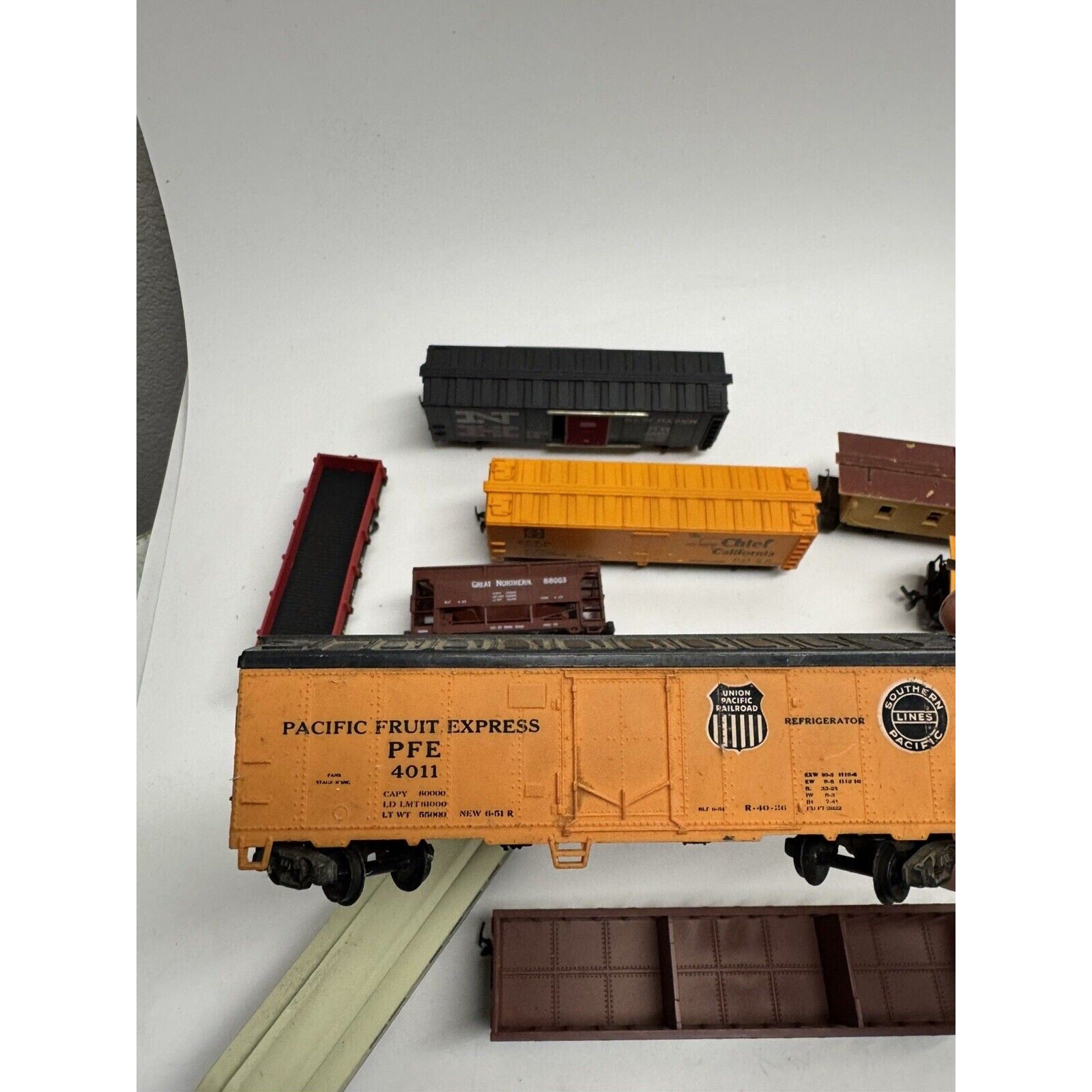 Vintage Lot of 20 Trains New Haven, Southern, Evergreen, Union Pacific, Wesson