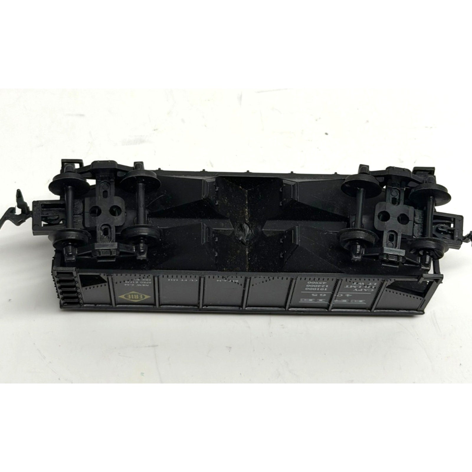Vintage Life Like HO Erie 2-Bay Covered Hopper Car # 4065 Model Freight Train