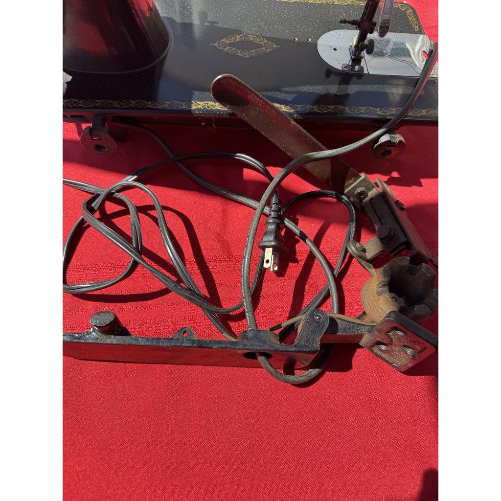 Vintage 1950’s Singer 15-91 Sewing Machine With Foot Pedal & Accessories