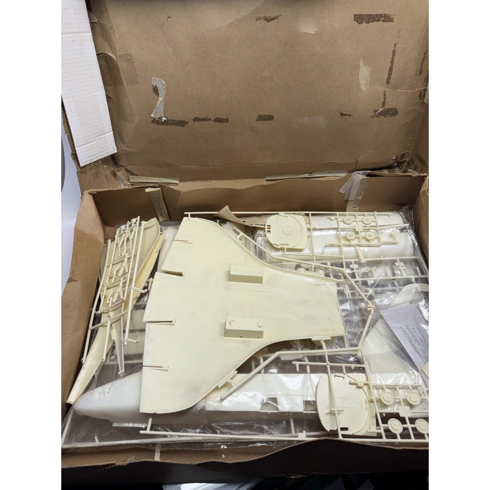 VINTAGE NOS Space Shuttle Columbia No.4702 By Revell Sealed inside SCALE 1/72