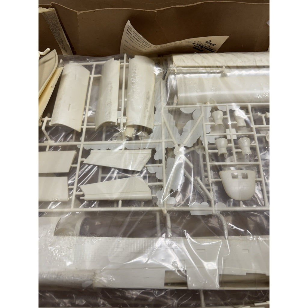 VINTAGE NOS Space Shuttle Columbia No.4702 By Revell Sealed inside SCALE 1/72