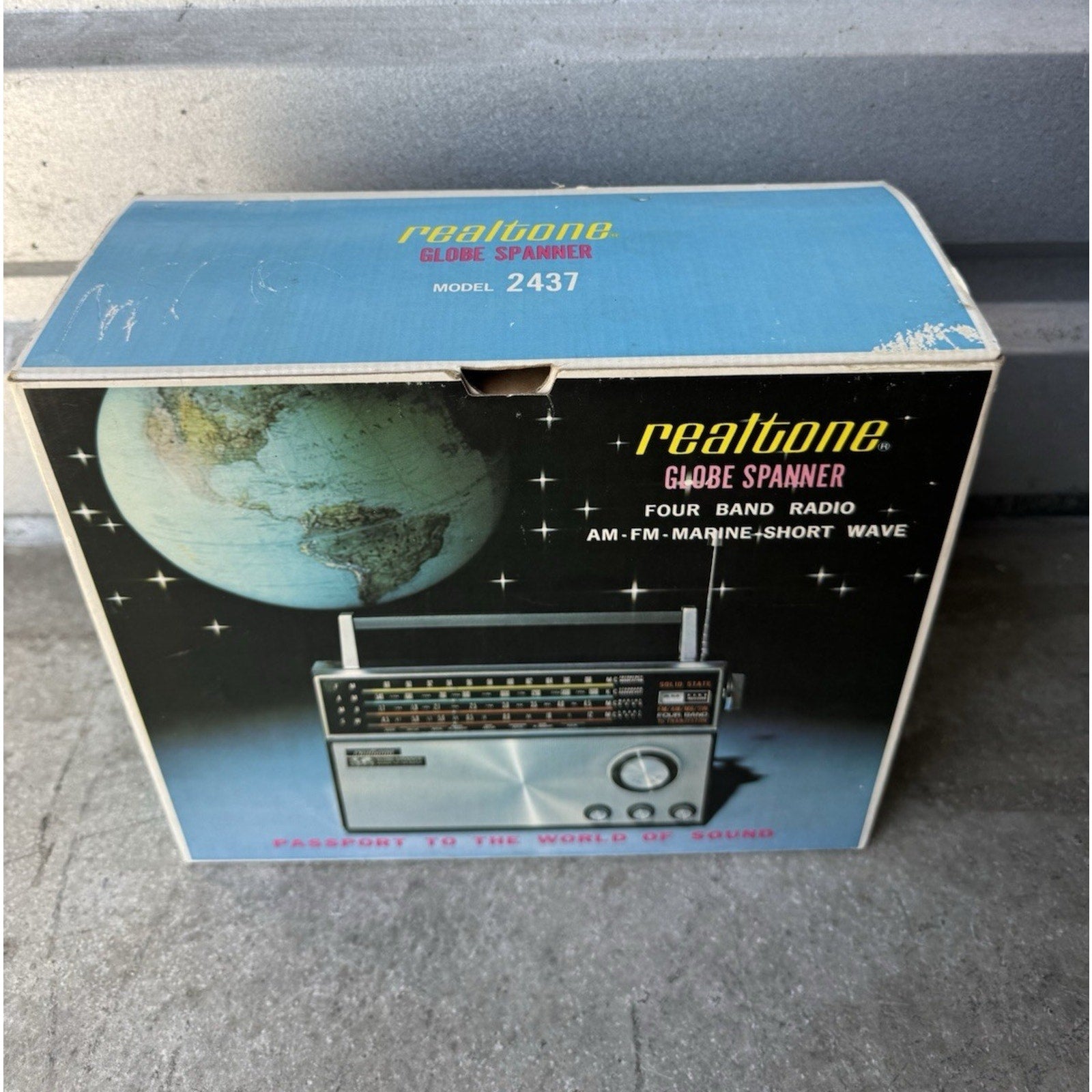 Vintage Realtone Solid State Radio AM FM 2437 Globe Spanner w/Box & Manual