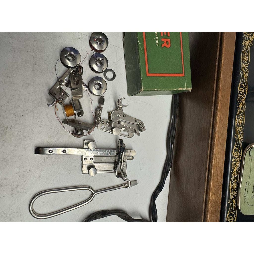 VINTAGE Singer 1924 Model 99 Sewing Machine W/Pedal & Extras