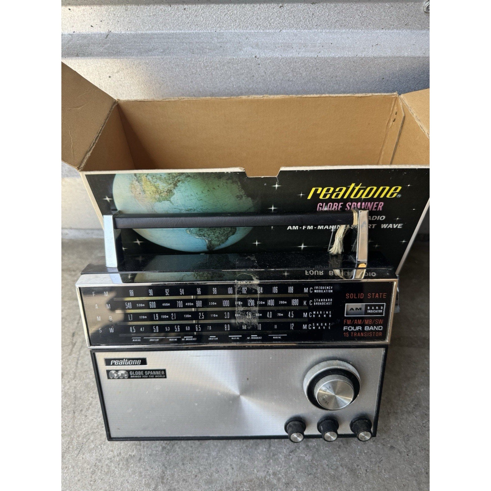 Vintage Realtone Solid State Radio AM FM 2437 Globe Spanner w/Box & Manual