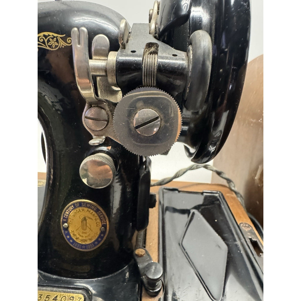 VINTAGE Singer 1924 Model 99 Sewing Machine W/Pedal & Extras