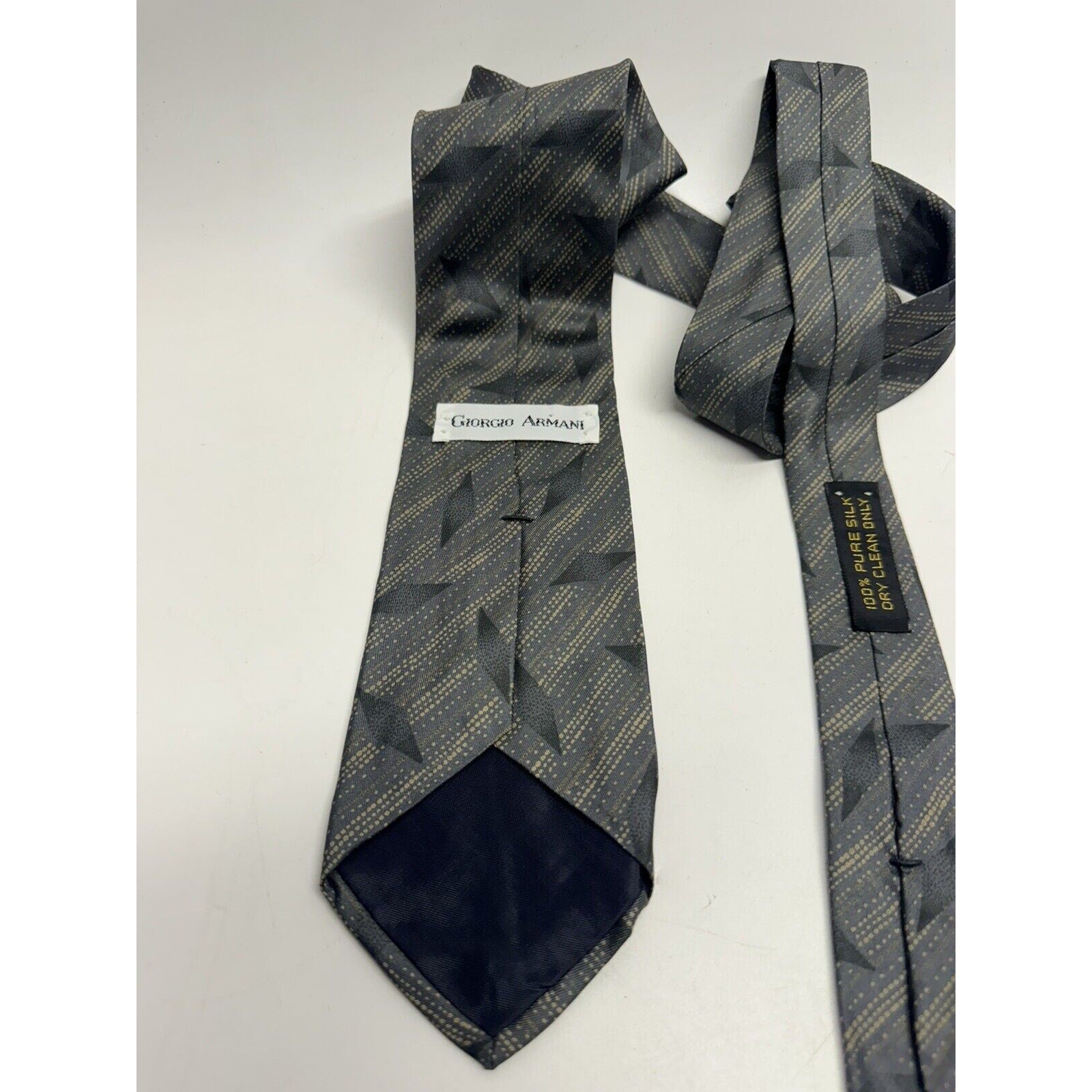 VINTAGE GIORGIO ARMANI NECKTIE 100% SILK Made in ITALY Gray w/Square Logo