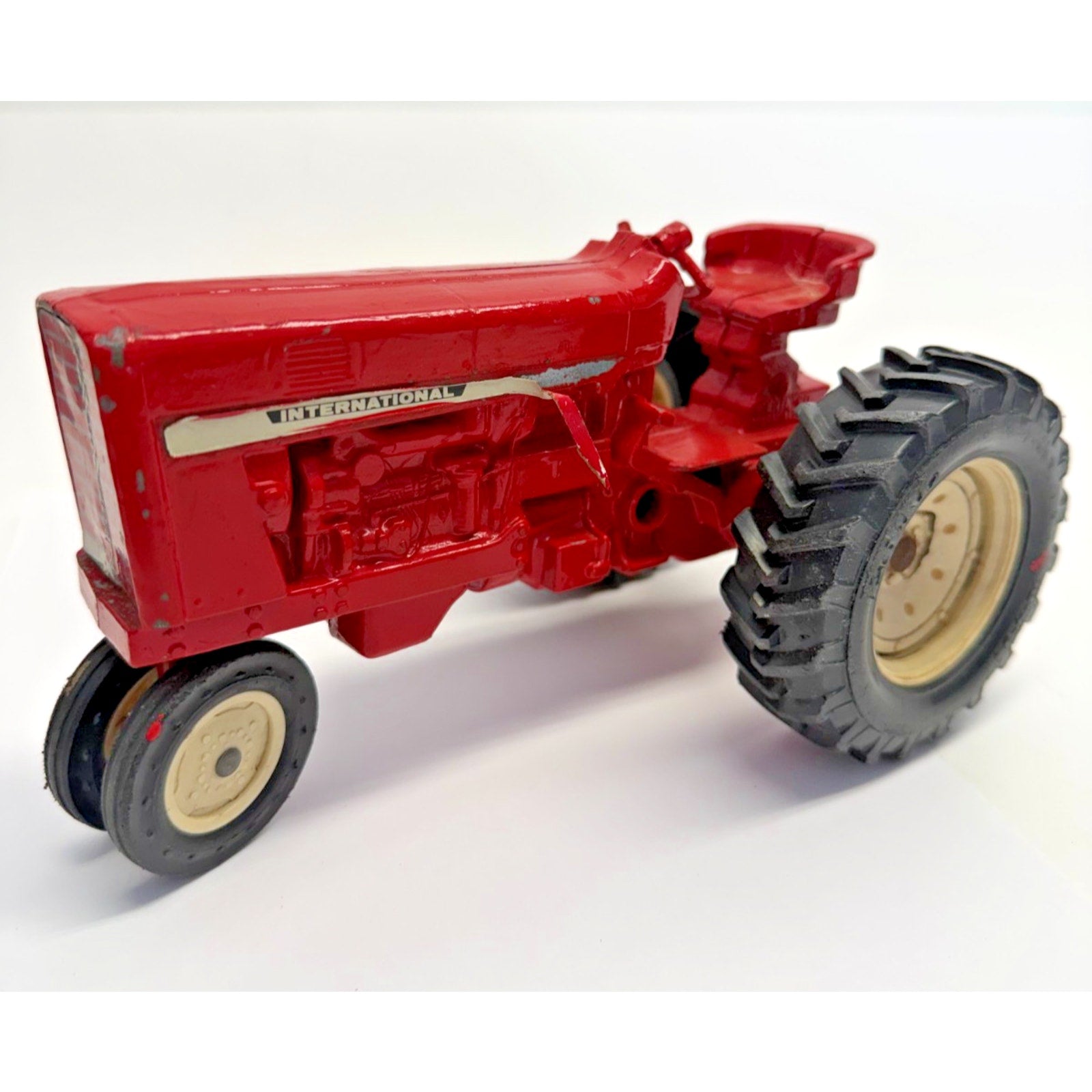 Vintage Ertl Diecast 1/16 Scale Red International Narrow Front Tractor