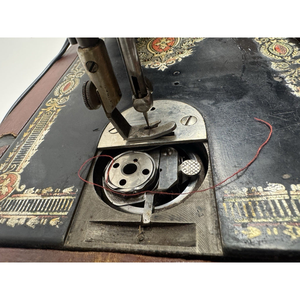 VINTAGE Singer 66, “Red Eye” G Series 1918 Friction Motor Bent Wood Case
