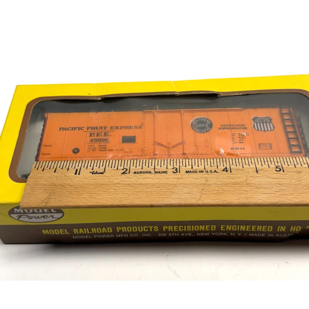 Vintage NEW AHM HO Gauge SCALE PFE Pacific Fruit Express Reefer 45698 1:87