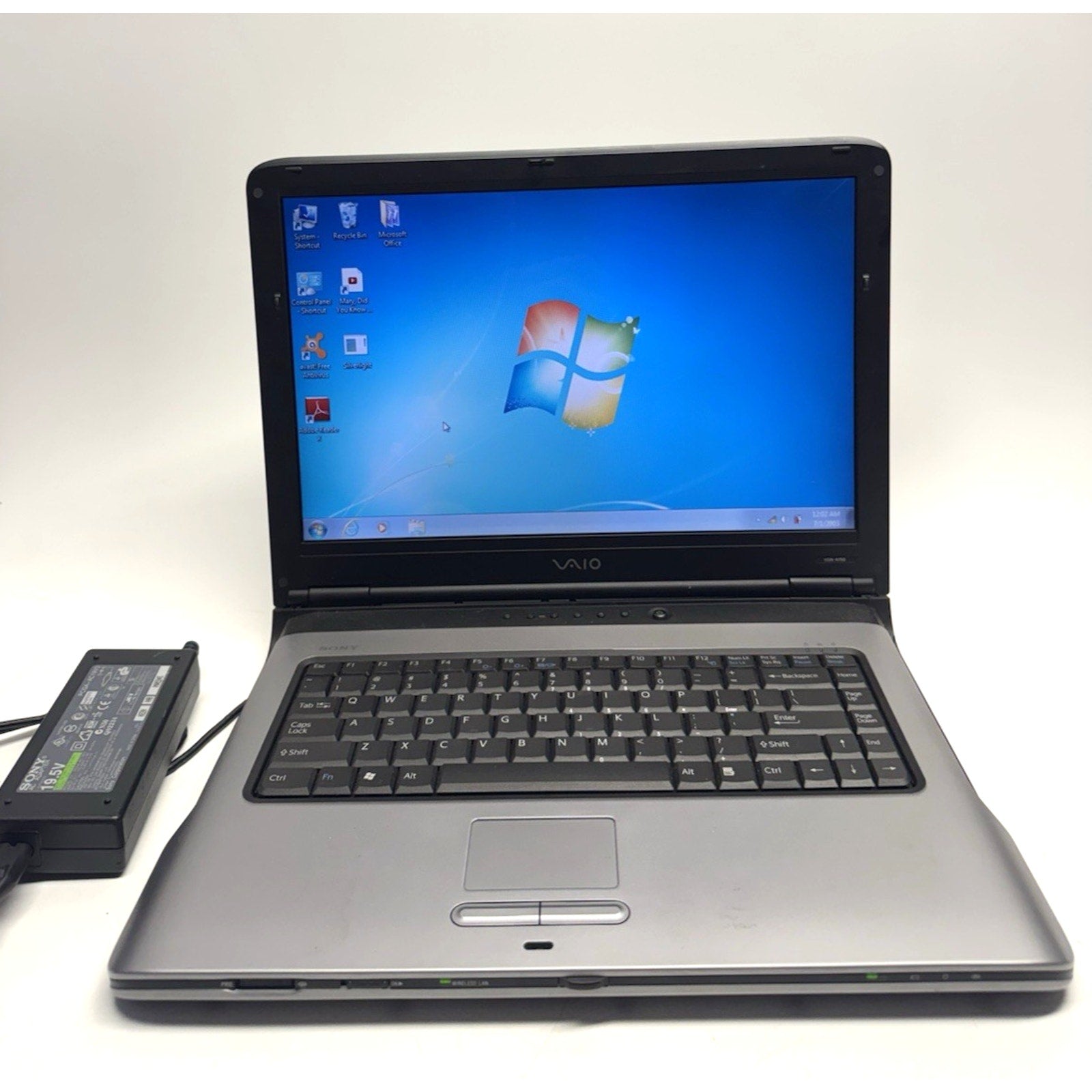 Vintage Sony Vaio PCG-8QEL Pentium Windows 7 DVD 1.25GB RAM 70GB Hard 15"